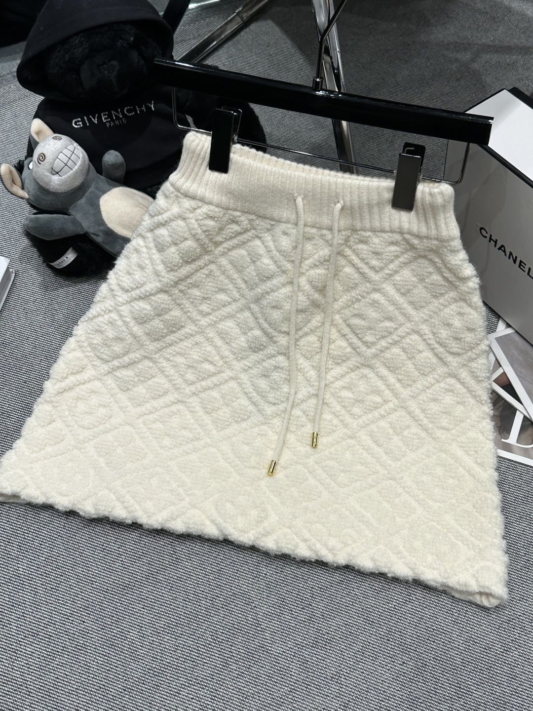NO:695483,pz——LV——2026 early spring new wool knitted skirt, made of soft wool and cashmere blend, off-white tone, three-dimensional Monogram embossed texture, French elegance and modern casualness, high brand recognition, and very eye-catching for daily wear. SML,, louis vuitton, skirts,19860909pz——LV——2026早春新款羊毛针织半裙,采用柔软羊毛羊绒混纺,米白色调,立体Monogram浮雕纹理,法式优雅又现代随性,品牌辨识度超高,日常穿搭也很亮眼.SML,,louis vuitton,skirts,,Women's clothing