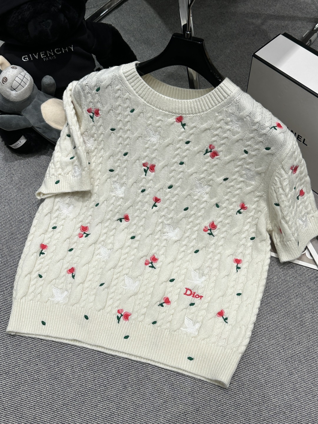 NO:695452,——Dio*——2026 Early Spring Embroidered Knitted Top, the classic elements are made of soft knitted fabric, round neck and short-sleeved design, embellished with red flowers and white birds, exquisite details, easy to control for daily commuting and leisure, comfortable and generous upper body, SML,, dior, T-shirt,19860909——Dio*——2026早春刺绣针织上衣,经典元素采用柔软针织面料,圆领短袖设计,红色花朵和白色飞鸟刺绣点缀,细节精致,日常通勤,休闲都能轻松驾驭,上身舒适大方,SML,,dior,T-shirt,,Women's clothing