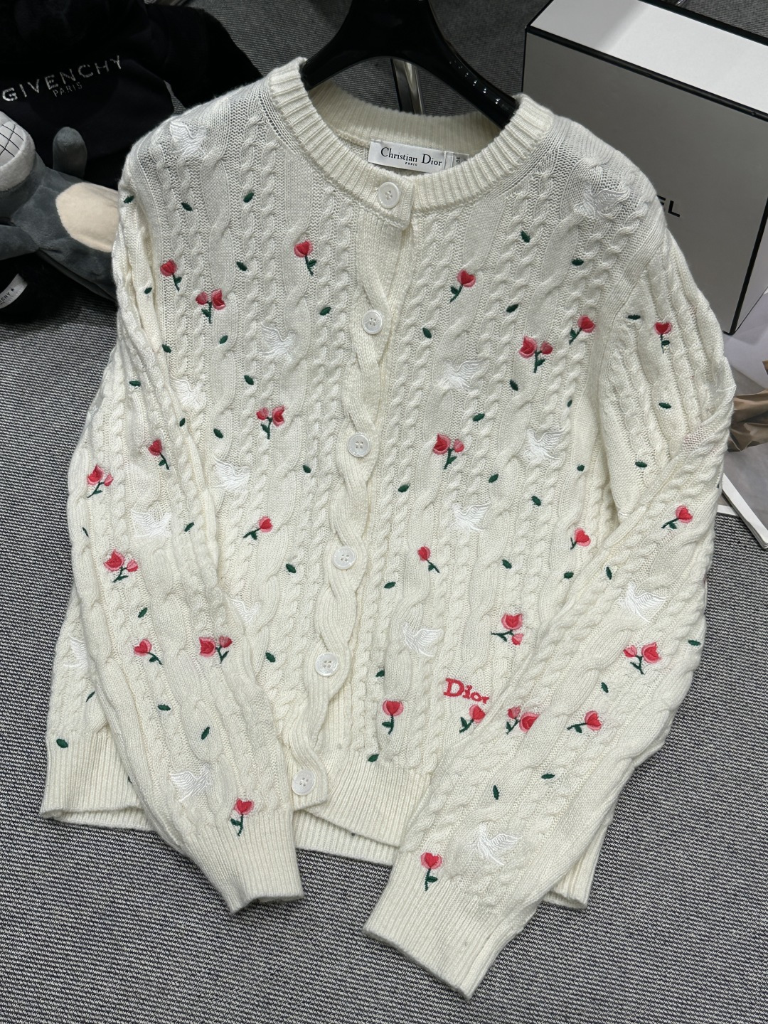 NO:695461,——Dio*——2026 Early Spring Embroidered Knitted Cardigan, the classic elements are made of soft knitted fabric, cable texture + rose embroidery, exquisite details, front button opening and closing, ribbed cuffs and hem, comfortable and warm, easy to control for daily commuting and leisure, comfortable and generous upper body, SML,, dior,19860909——Dio*——2026早春刺绣针织开衫,经典元素采用柔软针织面料,绞花纹理+玫瑰刺绣,细节精致,正面钮扣开合,袖口和下摆罗纹收口,舒适又保暖,日常通勤,休闲都能轻松驾驭,上身舒适大方,SML,,dior,,Women's clothing