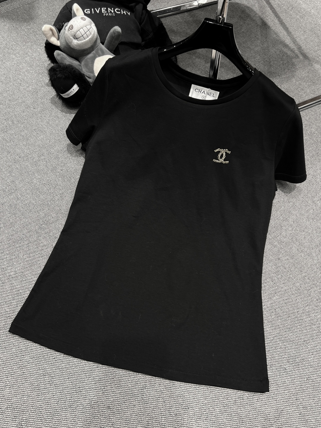 NO:696234,——CHANE*——2026 new early spring T-shirt, classic round neck design, double C embroidery logo on the chest, compact and three-dimensional, low-key luxury, delicate and comfortable feel, simple and high-end, the upper body is super good-looking SML, chanel, tees, t-shirt,19860909——CHANE*——2026早春新款T恤,经典圆领设计,胸前双C刺绣Logo,紧致立体,低调奢华,手感细腻舒适,简约又高级,上身超级好看SML,,chanel,tees，t-shirt,,Women's clothing