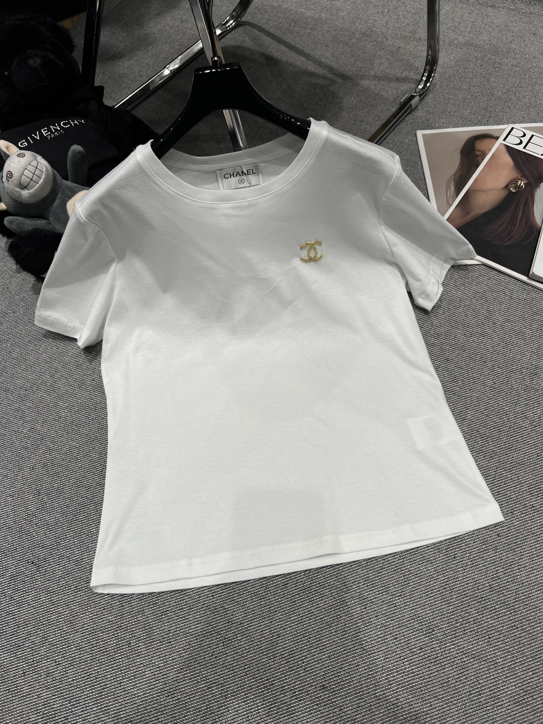 NO:700841,——CHANE*——2026 new early spring T-shirt, classic round neck design, double C embroidered logo on the chest, compact and three-dimensional, low-key luxury, delicate and comfortable feel, simple and advanced, super good-looking upper body SML, Chanel-clothing, chanel, chanel, loro piana, tees, t-shirt,19860909——CHANE*——2026早春新款T恤,经典圆领设计,胸前双C刺绣Logo,紧致立体,低调奢华,手感细腻舒适,简约又高级,上身超级好看SML,香奈儿-服装,chanel,chanel,loro piana,tees，t-shirt,,Women's clothing
