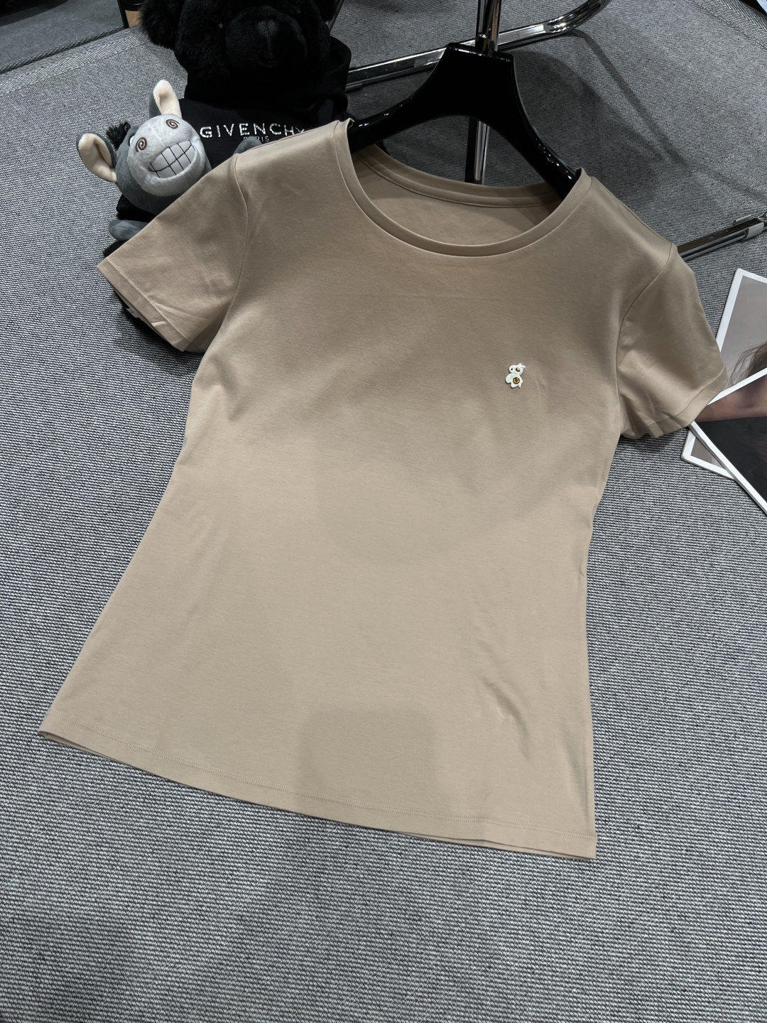 NO:696222,——Louis Vuitton*——2026 early spring new T-shirt top, soft, skin-friendly and breathable, round neck + slim fit, simple and elegant, small embroidery on the chest is super detailed, daily commuting, simple and elegant SML,, louis vuitton, tees, t-shirt,19860909——Louis Vuitton*——2026早春新款T恤上衣,柔软亲肤又透气,圆领+修身剪裁,简约大方,胸前小刺绣超有细节感,日常通勤,简约大气SML,,louis vuitton,tees，t-shirt,,Women's clothing