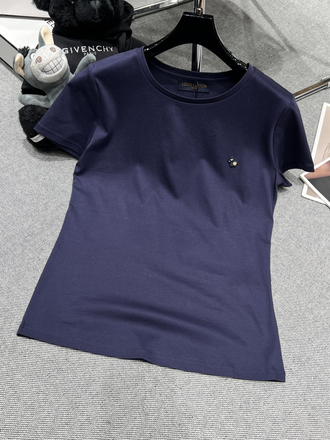 NO:696228,——Louis Vuitton*——2026 early spring new T-shirt top, soft, skin-friendly and breathable, round neck + slim fit, simple and elegant, small embroidery on the chest is super detailed, daily commuting, simple and elegant SML,, louis vuitton, tees, t-shirt,19860909——Louis Vuitton*——2026早春新款T恤上衣,柔软亲肤又透气,圆领+修身剪裁,简约大方,胸前小刺绣超有细节感,日常通勤,简约大气SML,,louis vuitton,tees，t-shirt,,Women's clothing