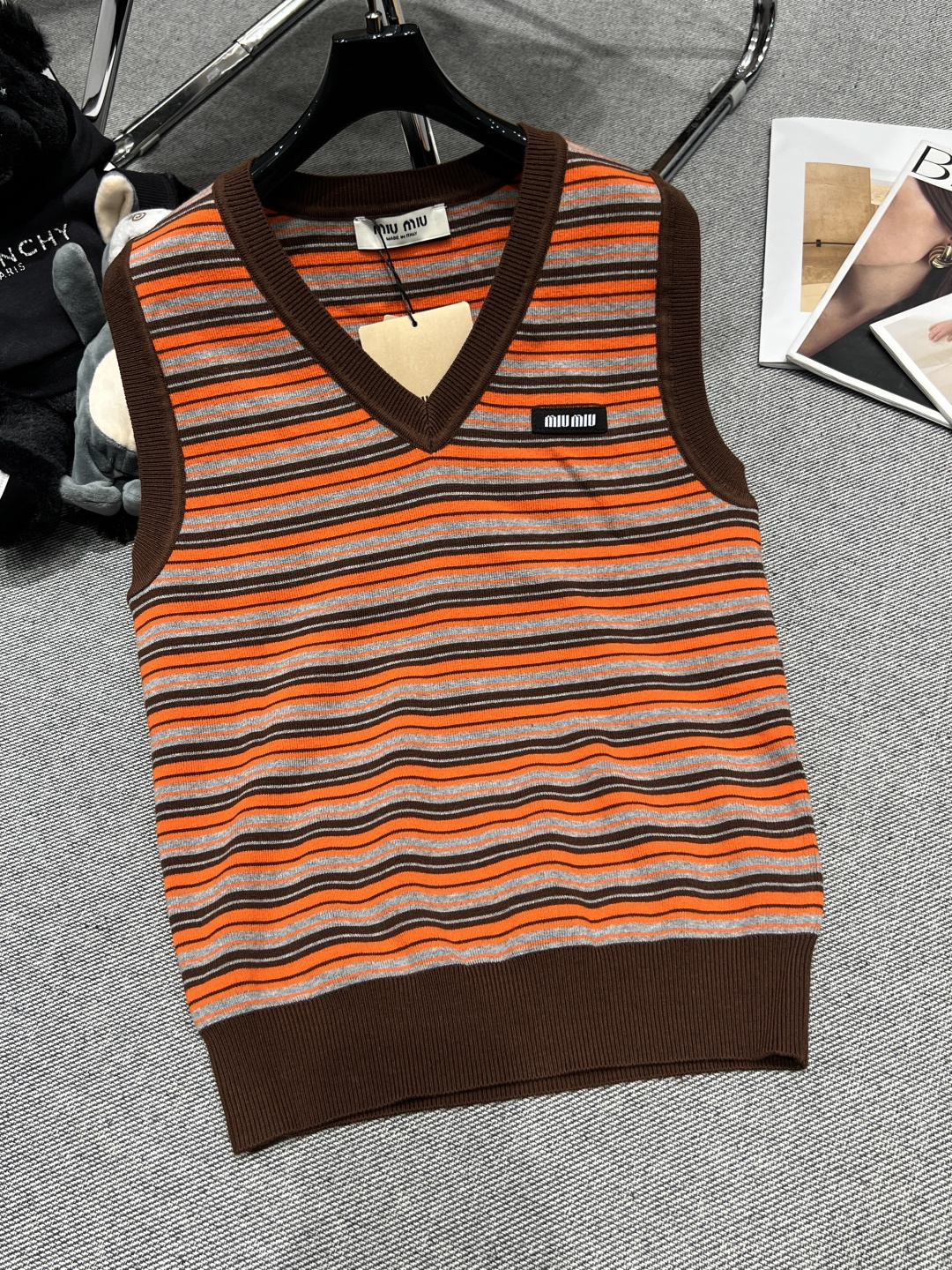NO:697129,——MIUMI*——2026 new early spring knitted vest made of soft knitted fabric, V-neck sleeveless and cropped, with miumiu embroidery details on the chest and exquisite orange + gray contrasting design, retro and fashionable, the upper body is super versatile SML,,miumiu,19860909——MIUMI*——2026早春新款针织马甲柔软针织面料V领无袖剪栽,胸前miumiu刺绣细节精致橙色+灰色撞色设计,复古又时髦,上身超百搭SML,,miumiu,,Women's clothing