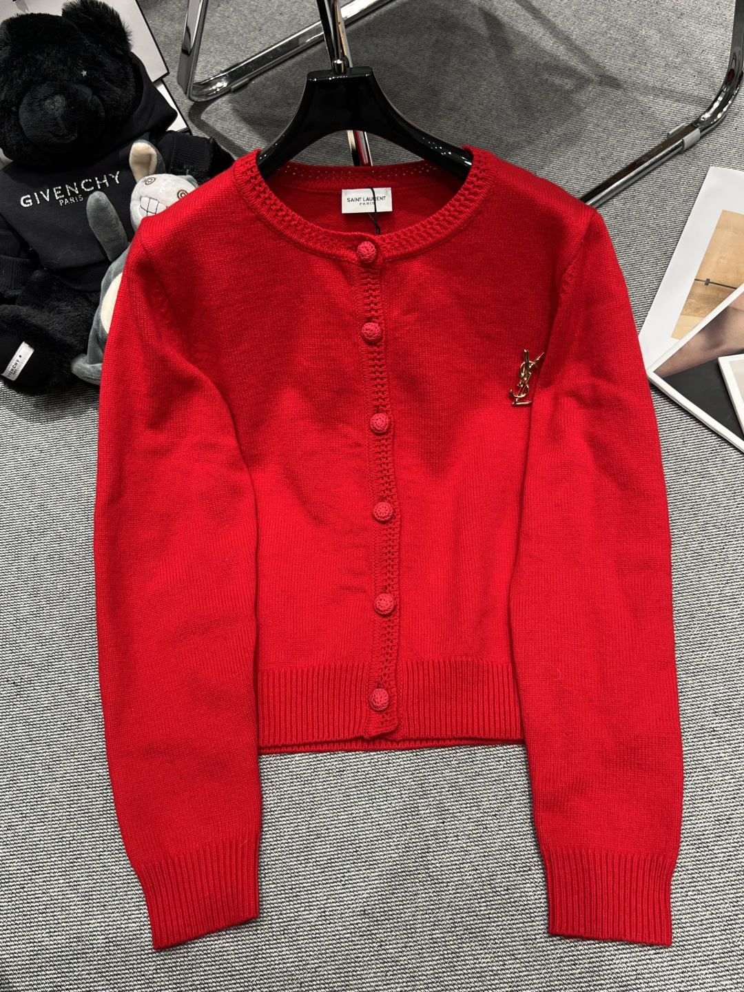 NO:697501,——YSL——2026 new early spring knitted cardigan, made of soft waxy wool blend, round neck + red button design, with brooch logo on the chest, the brand is highly recognizable, the upper body is super beautiful, I love SML, saint laurent, brooch, breastpin,19860909——YSL——2026早春新款针织开衫,采用软糯羊毛混纺,圆领+红色钮扣设计,胸前有胸针logo,品牌辨识度超高,上身超好看爱了爱了SML,,saint laurent,brooch，breastpin,,Women's clothing