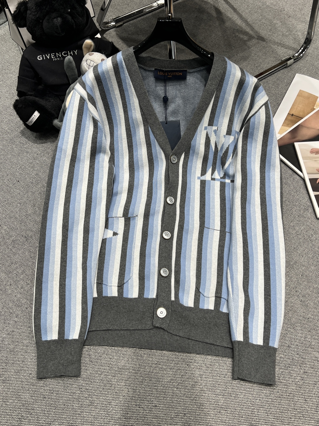 NO:697125,——LV——2026 early spring new knitted cardigan with V-neck + front buttons, gray blue and white vertical stripes design and LV embroidered logo on the chest. It is full of artistic classic presbyopia patterns. It has high brand recognition and is also very eye-catching for daily wear. SML,, louis vuitton,19860909——LV——2026早春新款针织开衫V领+正面钮扣,灰蓝白竖条纹设计胸前LV刺绣标志,艺术感满满经典老花图案,品牌辨识度起高,日常穿搭也很亮眼.SML,,louis vuitton,,Women's clothing
