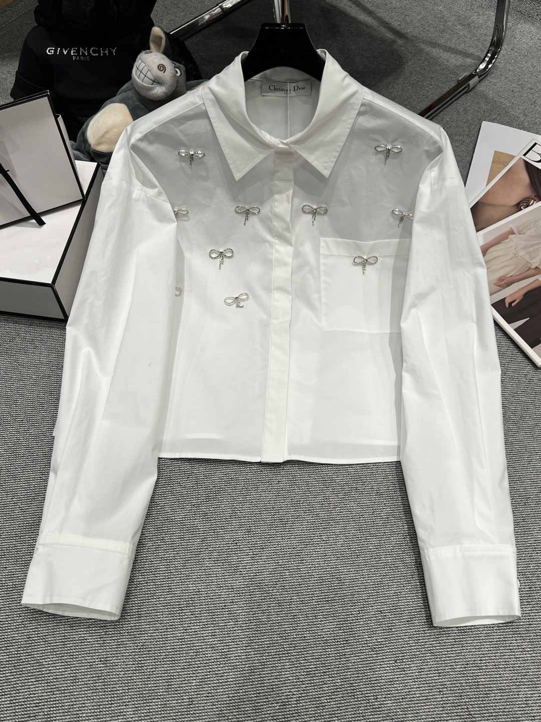 NO:712732,——Dio*——2026 early spring new shirts, made of soft skin-friendly fabrics, lapels + anti-diamond bow embellishments, French design exquisite and elegant, simple and versatile, easy to wear in daily life, wear high-end western style SML, dior, shirts,19860909——Dio*——2026早春新款衬衫,采用柔软亲肤面料,翻领+防钻蝴蝶结点缀,法式设计精致又优雅简约百搭日常轻松驾驭,穿上高级洋气SML,,dior,shirts,,Women's clothing