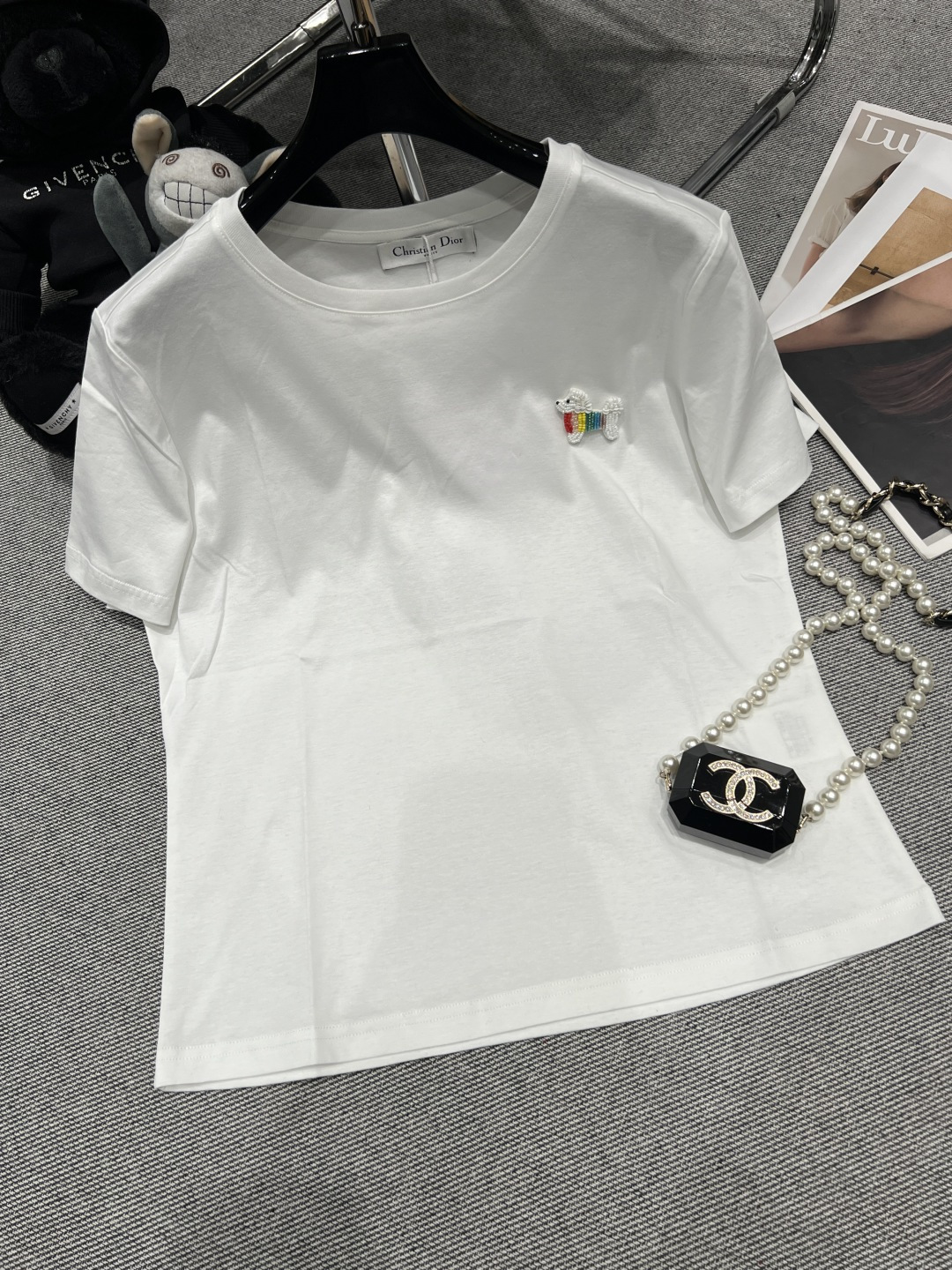 NO:712735,——Dio*——2026 new early spring T-shirt tops, made of soft skin-friendly fabrics, round neck design classic series, hand-woven dog beads on the chest are super cute, full of fun, simple and versatile, easy to control in daily life, wear high-end western style SML, dior, tees, t-shirt,19860909——Dio*——2026早春新款T恤上衣,采用柔软亲肤面料,圆领设计经典系列,胸前小狗手工珠子编织超可爱,趣味满分简约百搭日常轻松驾驭,穿上高级洋气SML,,dior,tees，t-shirt,,Women's clothing
