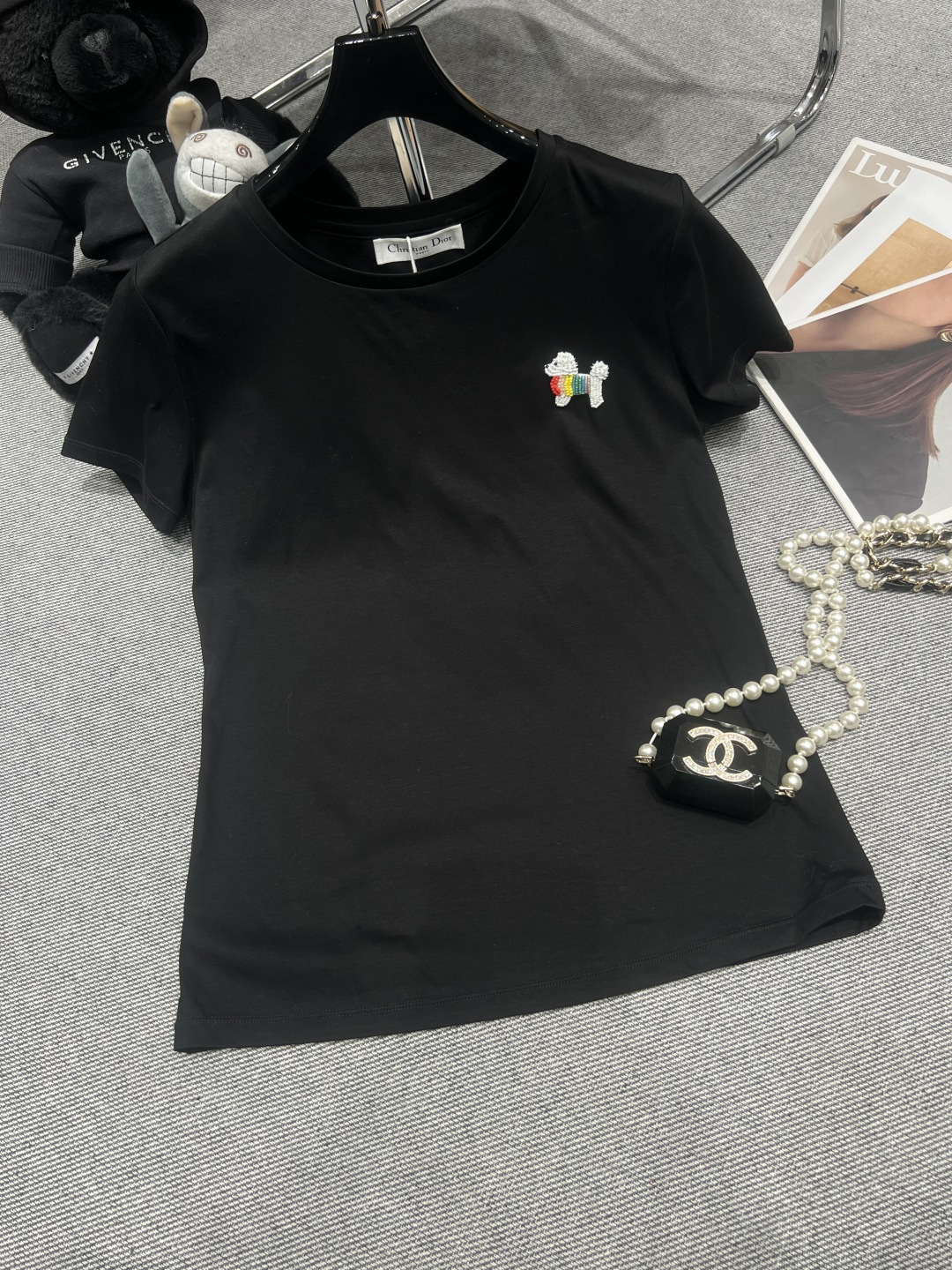 NO:710848,——Dio*——2026 new early spring T-shirt tops, made of soft skin-friendly fabrics, round neck design classic series, hand-woven dog beads on the chest are super cute, full of fun, simple and versatile, easy to control in daily life, wear high-end western style SML, Dior-clothing, dior, dior, tees, t-shirt,19860909——Dio*——2026早春新款T恤上衣,采用柔软亲肤面料,圆领设计经典系列,胸前小狗手工珠子编织超可爱,趣味满分简约百搭日常轻松驾驭,穿上高级洋气SML,迪奥-服装,dior,dior,tees，t-shirt,,Women's clothing