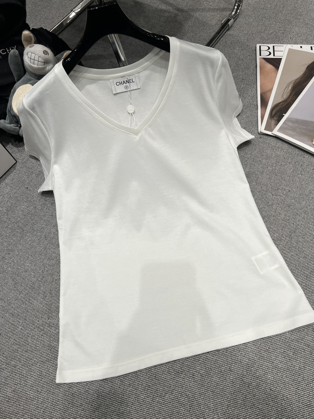NO:710840,——CHANE*——2026 early spring new Xiaoxiang T-shirt, exclusive version, V-neck design to lengthen the neck line, cuffs with diamond logo printing, super simple and elegant, slim fit upper body is very beautiful, SML, Chanel-clothing, chanel, chanel, tees, t-shirt,19860909——CHANE*——2026早春新款小香T恤,独家开版,V领设计拉长颈部线条,袖口烫钻Logo印花,超简约大气,修身版型上身非常好看,SML,香奈儿-服装,chanel,chanel,tees，t-shirt,,Women's clothing