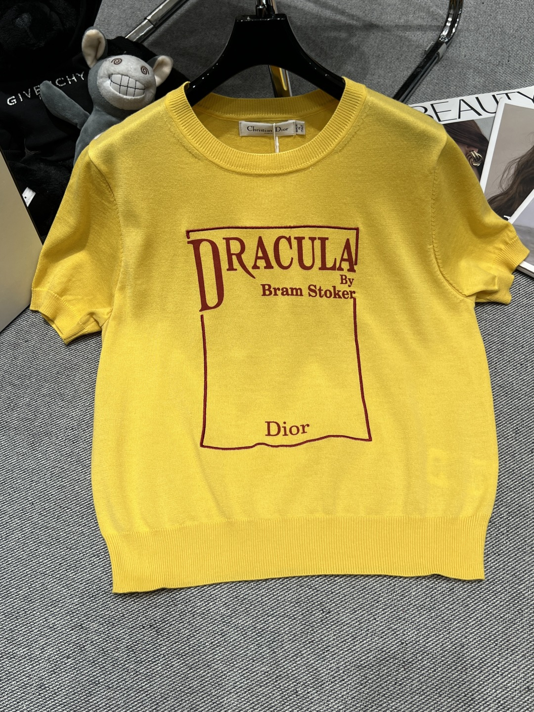 NO:713548,——Dio*——2026 new early spring knitted top with classic round neck design, bright yellow knitted fabric, dark red retro font on the chest, original cover from 1897, the details are very recognizable, very slim and elegant, daily commuting, the upper body is really good-looking SML,, dior,19860909——Dio*——2026早春新款针织上衣经典圆领设计,亮黄色针织面料,胸前深红复古字体,1897年原版封面,细节满分超有辨识度,非常显瘦又显气质,日常通勤,上身真的超好看SML,,dior,,Women's clothing