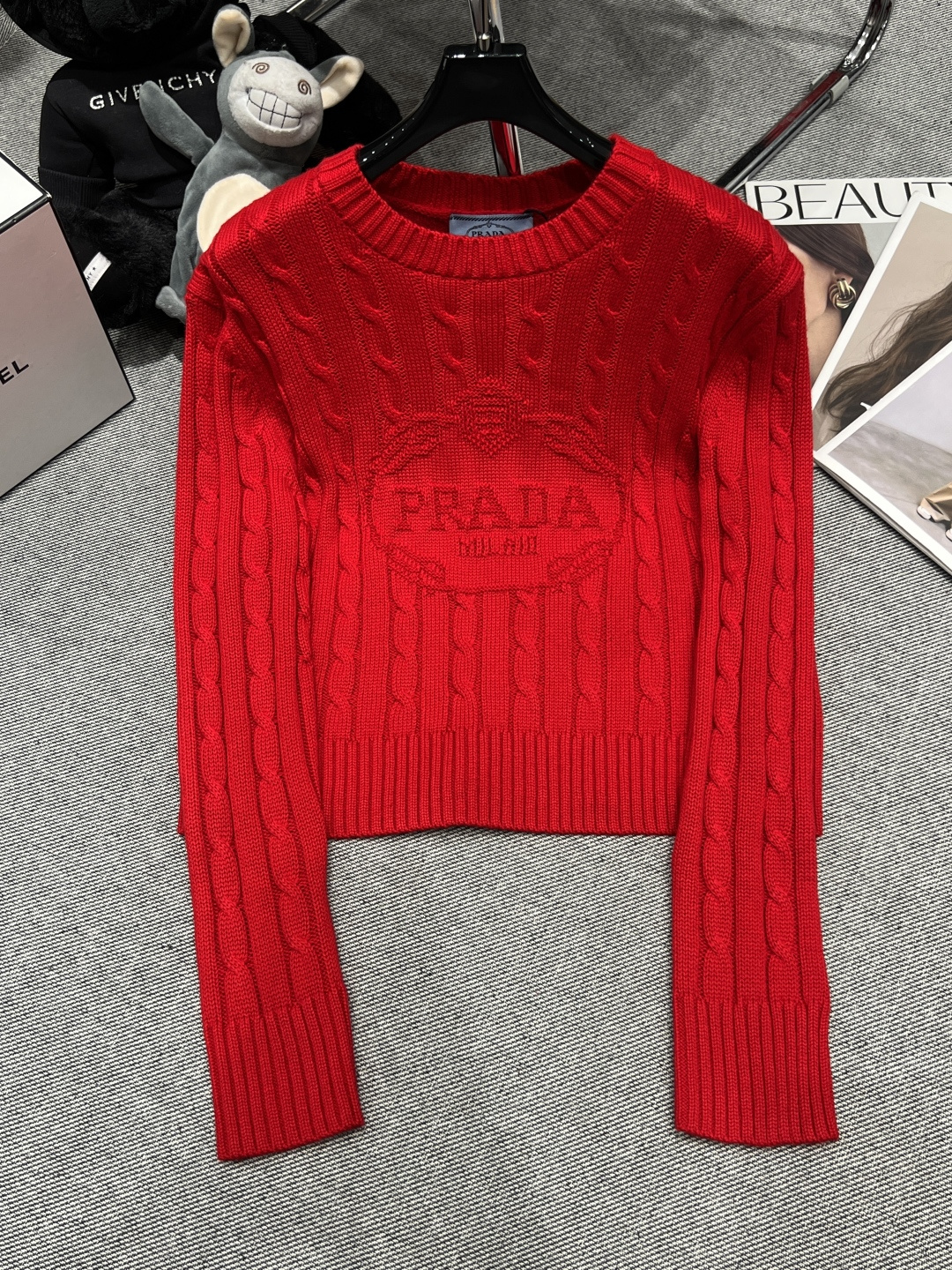 NO:713544,——Celin*——2026 new early spring knitted sweater, the same style as the star, classic round neck twist texture, logo embroidery on the chest, perfect red and super white for recognition, full of festive atmosphere, soft and warm. The upper body is super versatile SML,,celine,sweaters,19860909——Celin*——2026早春新针织毛衣,明星同款,经典圆领麻花纹理,胸前Logo刺绣,辨识度满分正红超显白,节日气氛拉满,柔软又保暖.上身超百搭SML,,celine,sweaters,,Women's clothing
