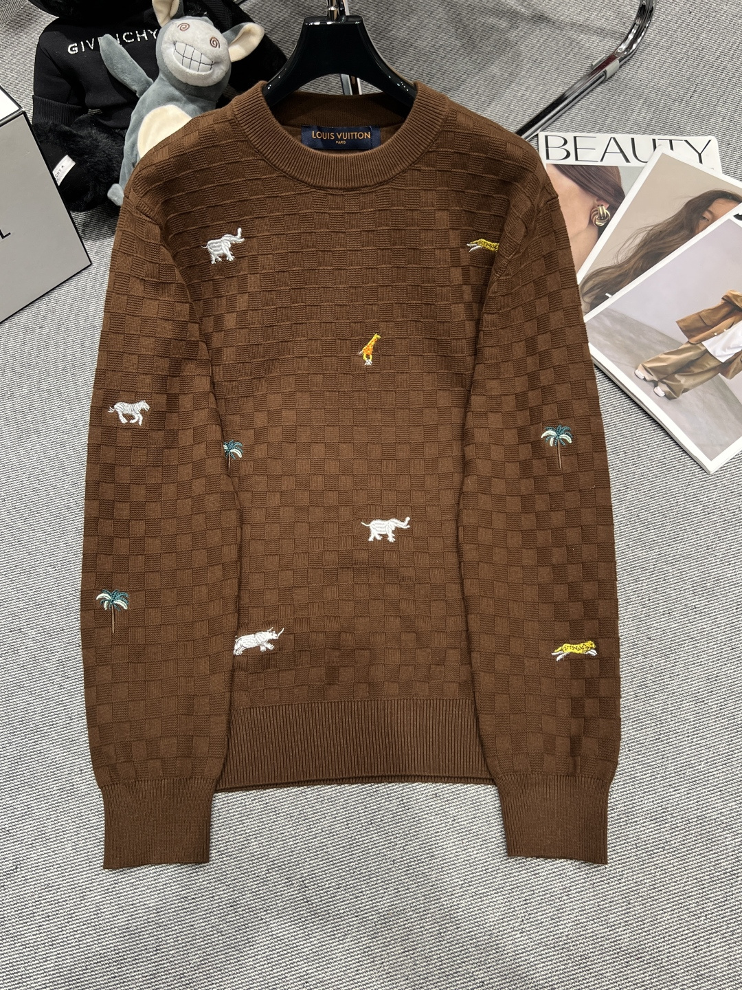 NO:713542,——LV——2026 new early spring knitted tops, on sale on the official website, brown plaid + animal embroidery, elephants, giraffes, leopards and other elements have a super adventurous atmosphere, high-quality knitted fabrics, comfortable and warm, both boys and girls can easily control it, genderless design, luxury fashion sense SML,, louis vuitton,19860909——LV——2026早春新款针织上衣,官网在售,棕色格纹+动物刺绣,大象、长颈鹿豹子等元素超有探险氛围,高品质针织面料,舒适又保暖,男女生都可以轻松驾驭,无性别设计,奢华时尚感SML,,louis vuitton,,Women's clothing