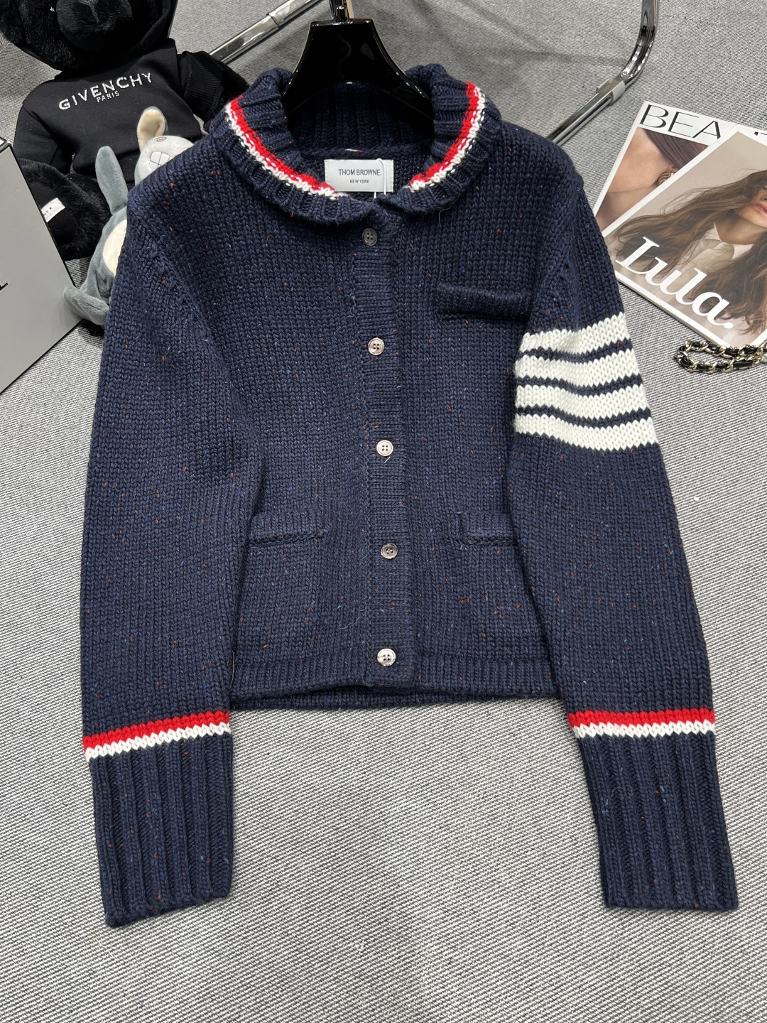 NO:715166,—THOM BROWN*——2026 new early spring knitted cardigan, classic navy blue four stripes, floral wool material, soft and comfortable, lapel design + metal buttons, red, white and blue color strips splicing collar and cuffs, retro and elegant, college style, very good-looking upper body, size SML,,19860909—THOM BROWN*——2026早春新款针织开衫,经典藏蓝四条纹,花纱羊毛材质,柔软舒适,翻领设计+金属钮扣,红白蓝彩条拼接领口和袖口复古优雅,学院风 ,上身非常好看 码数SML,,,Women's clothing