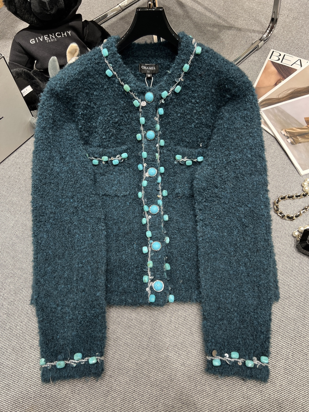 NO:715149,——CHANE* ——2026 new early spring wool knitted cardigan, made of wool, with soft velvet feel, heavy beading + chain decoration, cuffs and pocket edges are also beaded, full of layering, full of luxury, super exquisite, very comfortable and good-looking on the upper body SML,,chanel,19860909——CHANE* ——2026早春新款羊毛针织开衫,采用羊毛材质,绒感柔软,重工钉珠+链条装饰,袖口和口袋边缘也有钉珠点缀,层次感十足,奢华感满,超级精致,上身非常舒服好看SML,,chanel,,Women's clothing