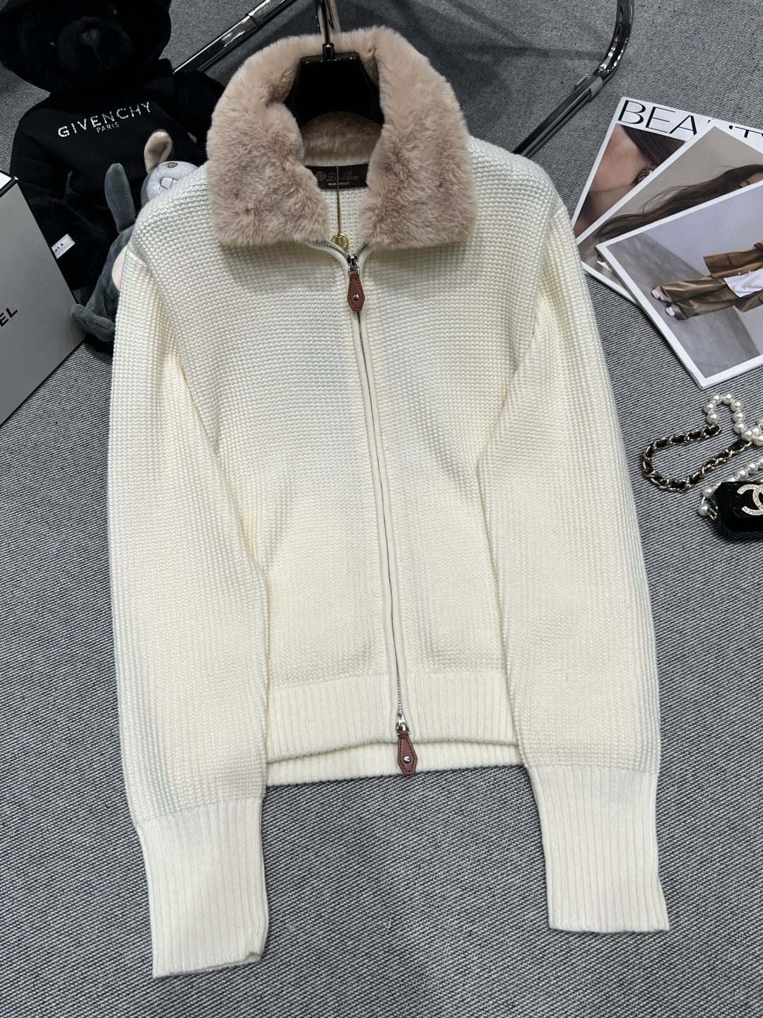 NO:715163,——Lp—— 2026 new early spring knitted wool cardigan, the big fur collar design is very recognizable, the fur collar is detachable, easy to switch styles. Double zipper + leather puller, it is also very soft and waxy when layered, skin-friendly and breathable SML,, loro piana,19860909——Lp——2026早春新款针织羊毛开衫,大毛领设计超有辨识度,毛领拆卸,轻松切换风格双拉链+皮质拉头,叠穿也很手感超级软糯,亲肤透气SML,,loro piana,,Women's clothing