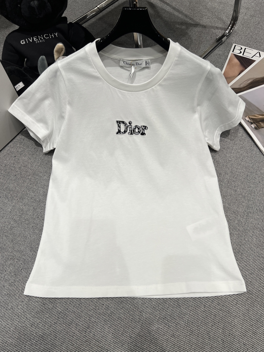NO:715165,——Dio*——2026 early spring new T-shirt with classic round neck, pure cotton fabric is soft and comfortable, embroidered with beaded logo on the chest, super recognizable, perfect details, super slim and elegant, can be easily controlled for daily commuting and leisure, SML, dior, tees, t-shirt,19860909——Dio*——2026早春新款T恤经典圆领,纯棉面料柔软舒适,胸前刺绣钉珠Logo点缀,超有辨识度,细节满分,超显瘦又显气质,日常通勤,休闲都能轻松驾驭,SML,,dior,tees，t-shirt,,Women's clothing