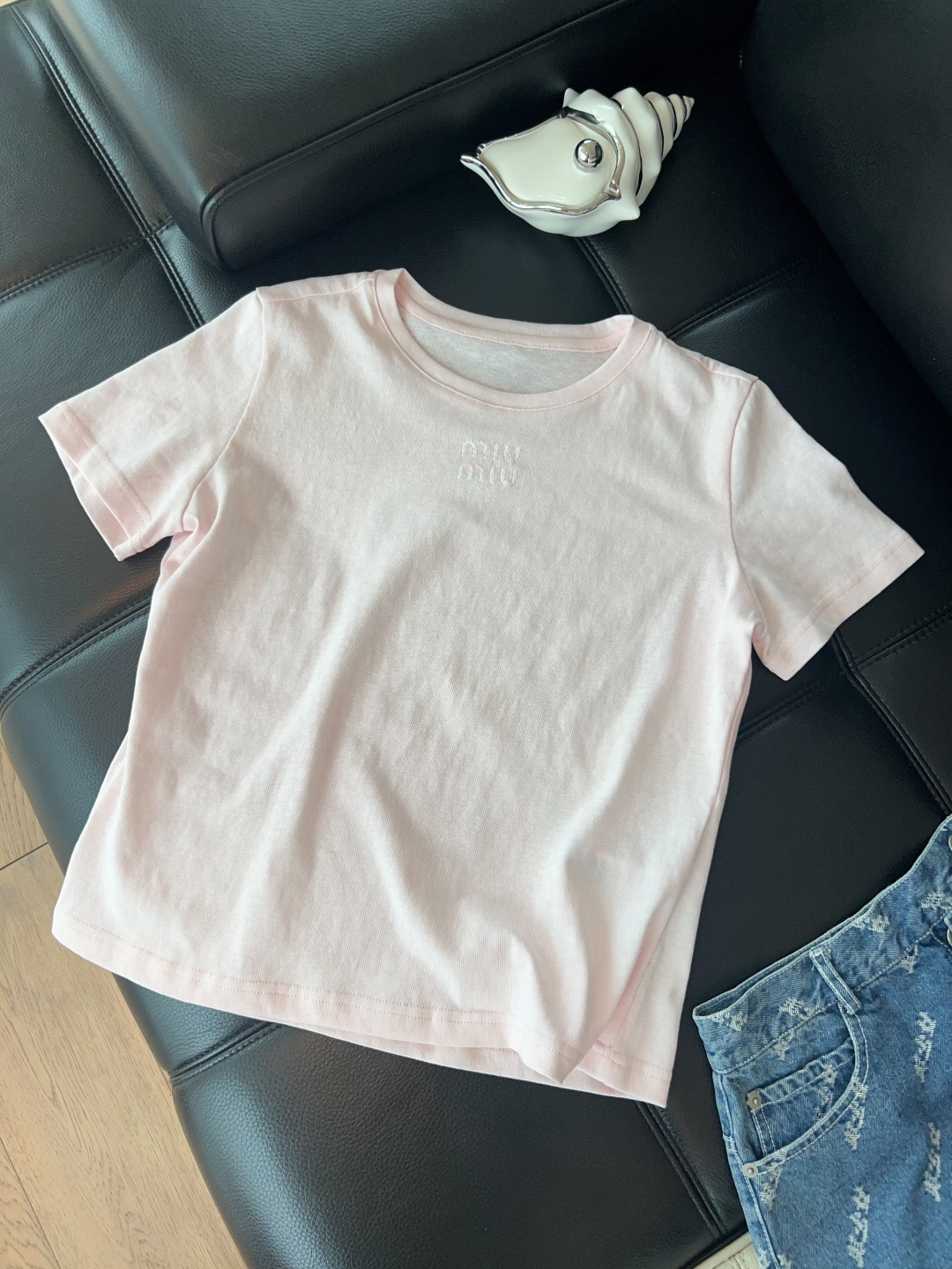 NO:723030,——The highest version on the market. The girl inspects the goods, trims the three marks on the threads, and delivers the goods. You can post pictures and take videos. If you want quality or service, please add me on WeChat. We will not accept urgent orders. MiuMi*——2026 new early spring T-shirt. Who wouldn’t be tempted by the light color? The embroidered logo on the chest is very recognizable. The round neck design is slim and slim. It is OK to wear alone or layered in spring and summer!  Really huge and beautiful~SML, Miu Miu-clothing, miumiu, tees, t-shirt,19860909——市面最高版本小妹验货、修剪线头上三标、发货可发图及拍视频,要品质要服务的加我微信,不接急单. MiuMi*——2026早春新款T恤,浅色系颜色谁看了不心动呢,胸口刺绣Logo超有辨识度,圆领设计剪裁修身显瘦,春夏单穿或叠搭都很OK！真的巨巨巨好看～SML,缪缪-服装,miumiu,tees，t-shirt,,Women's clothing