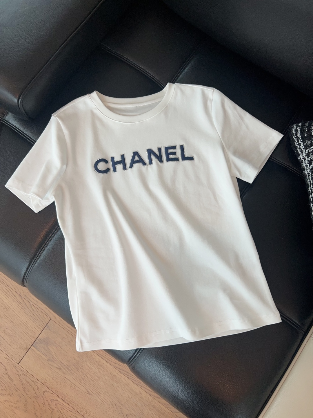 NO:717153,——CHANE*——2026 early spring new Xiaoxiang letter T-shirt, exclusive version, CHANEL three-dimensional printing on the chest + hot diamond embellishment, simple and attractive, full of handmade texture, SML,, chanel, tees, t-shirt,19860909——CHANE*——2026早春新款小香字母T恤,独家开版,胸前CHANEL立体印花+烫钻点缀 简约耐看,手工质感十足,SML,,chanel,tees，t-shirt,,Women's clothing