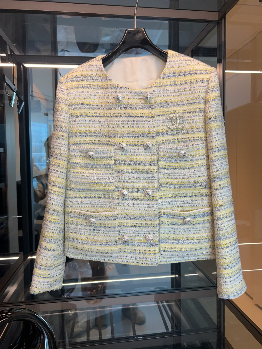 NO:717159,——Chane*——2026 new early spring small fragrance style, exclusive custom-made version, tweed fabric lining with silk, comfortable and soft, yellow, blue and white three-color interweaving, fresh and elegant round neck + double-breasted design, with pearl buttons, full of sophistication. The upper body is not picky, super versatile, love love SML,, chanel, real silk,19860909——Chane*——2026早春新款小香风外,独家定制开版,粗花呢面料内里真丝舒适柔软黄蓝白三色交织,清新优雅圆领+双排扣设计,配珍珠纽扣,精致感满满 上身不挑人超级百搭款,爱了爱了SML,,chanel,real silk,,Women's clothing