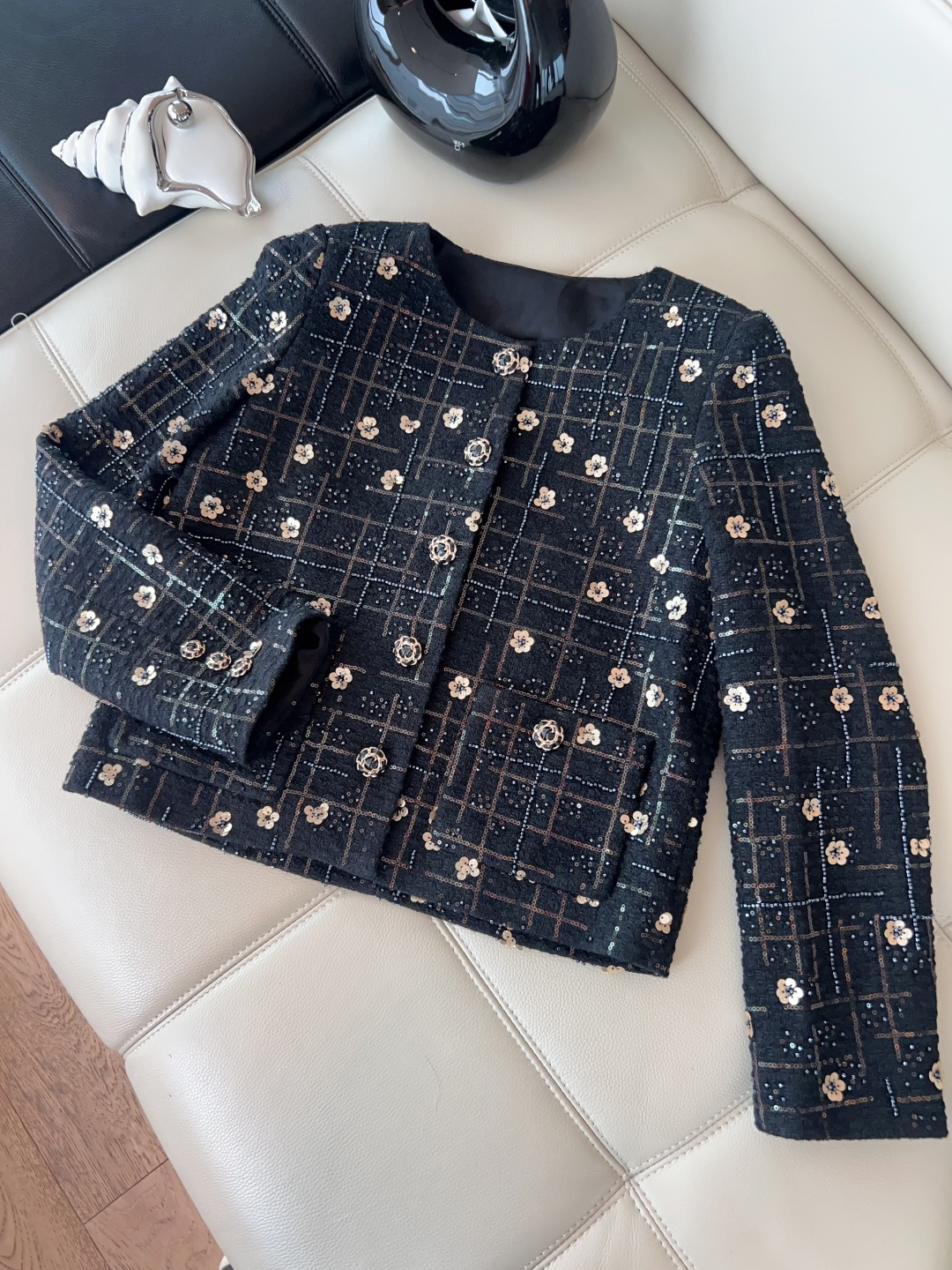 NO:715693,——Chane*——2026 early spring new style small fragrant jacket, exclusive customized open version, collarless round neck design + short cut, tweed fabric lining with silk, comfortable and soft, heavy work beads embellishment + metal flowers blooming, fresh, elegant, delicate and full of elegance. Very good-looking SML,,chanel,jackets & coats,real silk,19860909——Chane*——2026早春新款小香风外套,独家定制开版,无领圆领设计+短款剪栽,粗花呢面料内里真丝舒适柔软重工珠子点缀+金属花朵百花绽放清新优雅精致又优雅气质感满满 非常好看SML,,chanel,jackets & coats,real silk,,Women's clothing