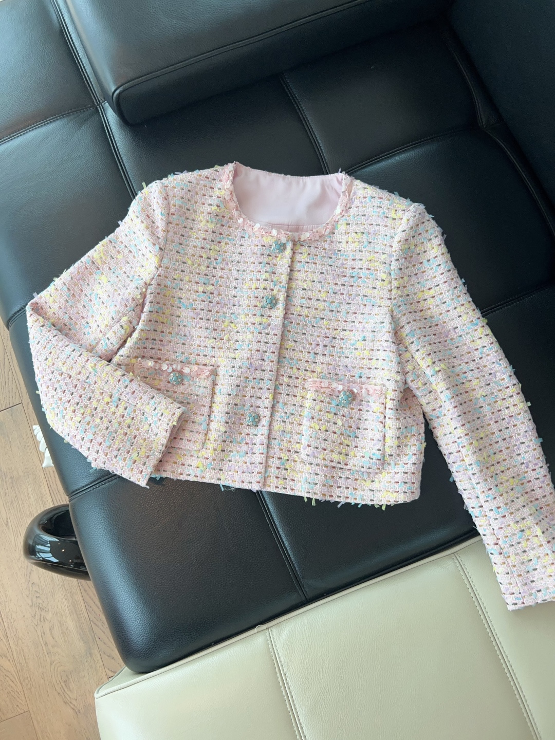 NO:717139,——Chane*——2026 early spring new style small fragrant jacket, exclusive customized version, using multi-color yarn blended silk lining, comfortable, fresh and elegant round neck design + exquisite piping short cut to make you taller and slimmer, full of sophistication. Easily create an elegant temperament, super versatile SML,, chanel, jackets & coats, real silk,19860909——Chane*——2026早春新款小香风外套,独家定制开版,采用多色纱线混纺内里真丝舒适清新优雅圆领设计+精致滚边短款剪栽显高显瘦,精致感满满 轻松打造优雅气质,超级百搭款SML,,chanel,jackets & coats,real silk,,Women's clothing