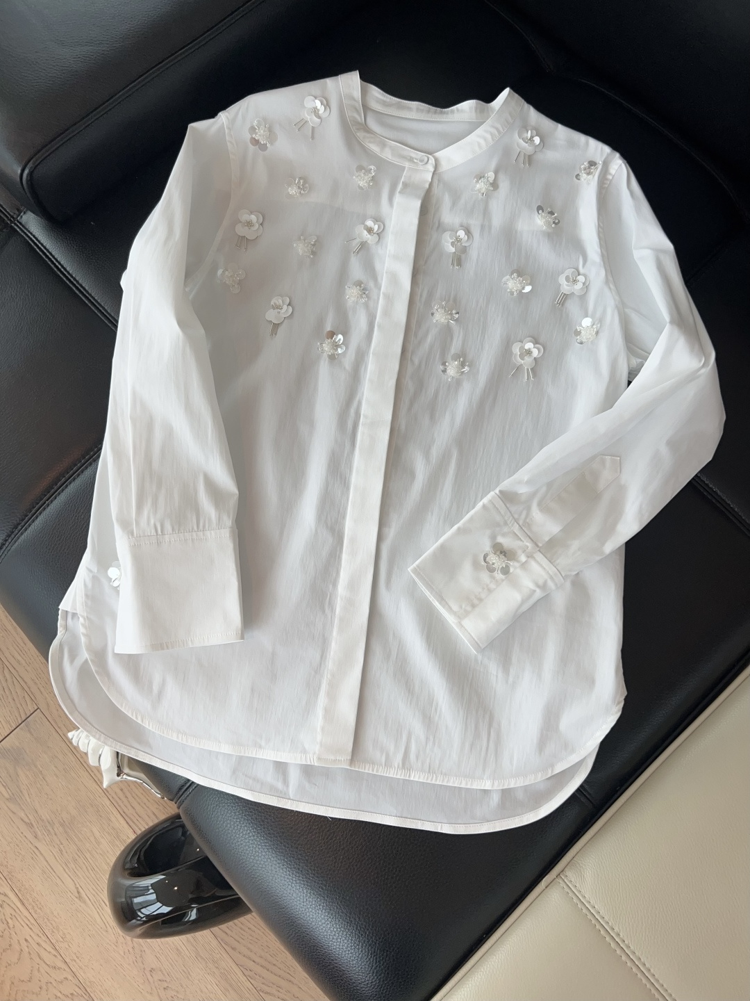 NO:715716,——PORTSPUR*——The 2026 early spring new shirts are on sale on the official website. They are made of pure cotton. The small stand-up collar design is neat and elegant, with three-dimensional flowers and bead embellishments on the chest. The hand-sewn details are exquisite and can be worn in all seasons. SML, shirts,19860909——PORTSPUR*——2026早春新款衬衫官网在售,采用纯棉材质,小立领设计俐落显气质,胸前立体花朵+珠饰点缀,手工缝制细节精致四季都能穿百搭款SML,,shirts,,Women's clothing