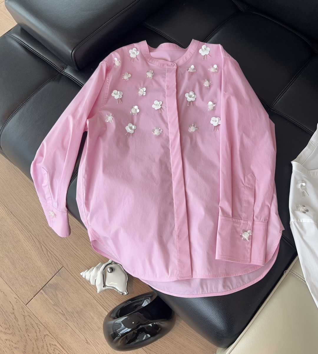 NO:715712,——PORTSPUR*——The 2026 early spring new shirts are on sale on the official website. They are made of pure cotton. The small stand-up collar design is neat and elegant, with three-dimensional flowers and bead embellishments on the chest. The hand-sewn details are exquisite and can be worn in all seasons. SML, shirts,19860909——PORTSPUR*——2026早春新款衬衫官网在售,采用纯棉材质,小立领设计俐落显气质,胸前立体花朵+珠饰点缀,手工缝制细节精致四季都能穿百搭款SML,,shirts,,Women's clothing