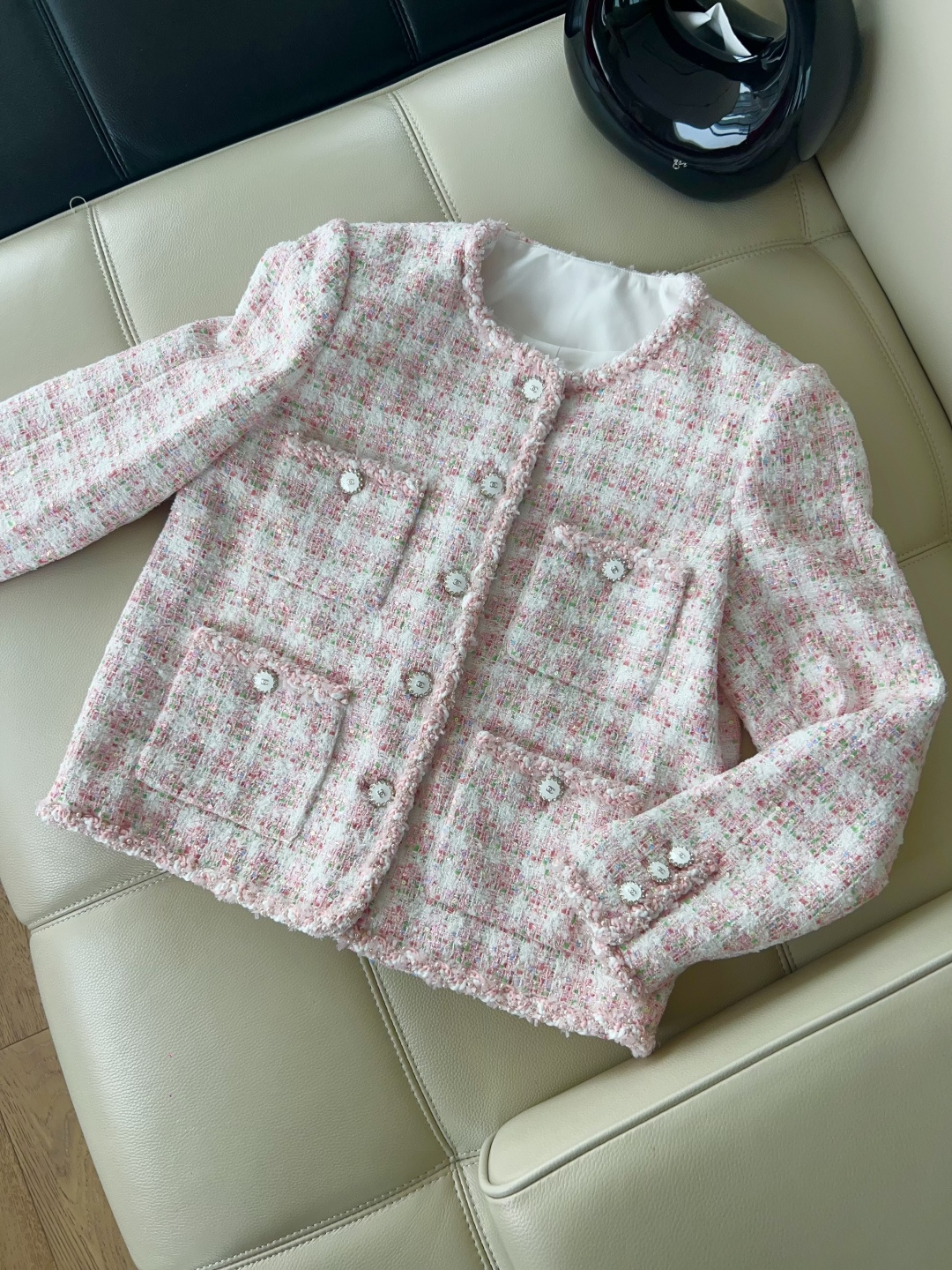 NO:715696,——Chane*——2026 new early spring small fragrance style, exclusive custom-made version, tweed fabric is soft and comfortable, classic round neck + twist bead trimming looks particularly beautiful, delicate and elegant. It is made of customized fabric and silk lining. It is a super exquisite ready-made garment. Pink and white are intertwined, gentle and elegant. It is very suitable for spring and autumn. The upper body is super good-looking SML,, chanel, real silk,19860909——Chane*——2026早春新款小香风外,独家定制开版,粗花呢面料柔软舒适,经典圆领+麻花珠子修边显得格外漂亮精致优雅采用定制面料内里真丝超级精美的一件成衣,粉色与白色交织,温柔又显气质,春秋季节穿超合适,上身超级好看SML,,chanel,real silk,,Women's clothing