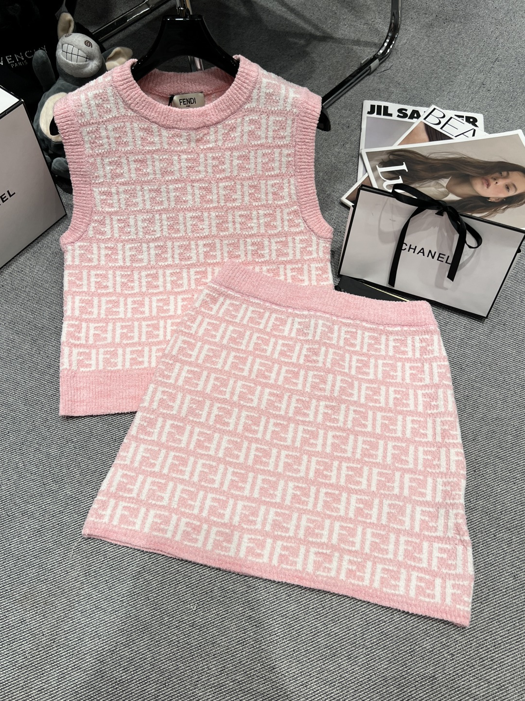 NO:716086,——FD*——2026 new early spring knitted suit, sleeveless top + skirt, soft knitted fabric, classic double F jacquard letter logo, highly recognizable brand, light pink, gentle and age-reducing, the upper body looks good SML,,skirts,19860909——FD*——2026早春新款针织套装,无袖上衣+半身裙,柔软针织面料,经典双F提花字母logo,品牌辨识度超高,淡粉色温柔又减龄,上身好好看SML,,skirts,,Women's clothing