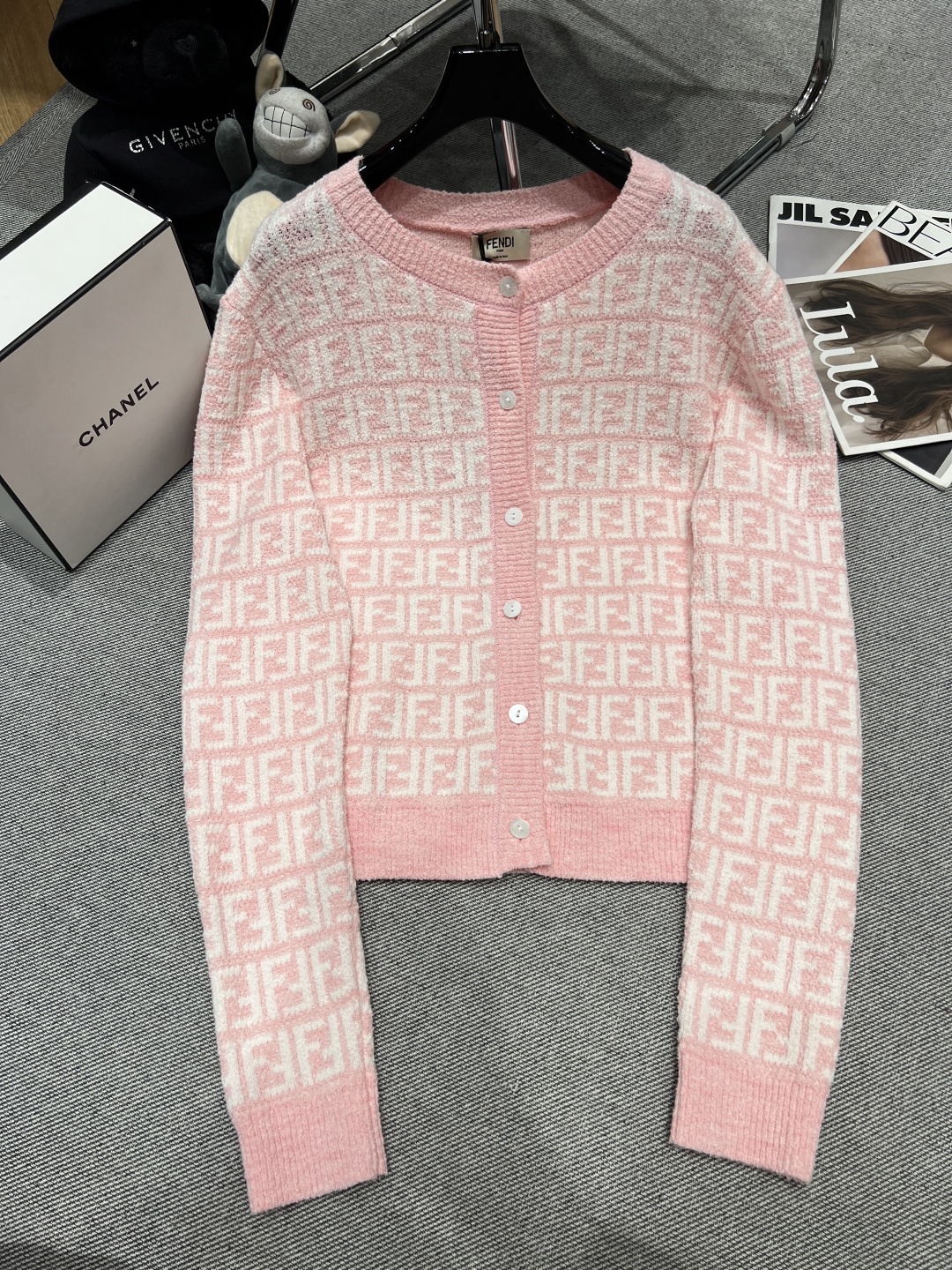 NO:716063,——FD*——2026 new early spring knitted cardigan, soft knitted fabric, classic double F jacquard letter logo, highly recognizable brand, light pink, gentle and age-reducing, the upper body looks good SML,,19860909——FD*——2026早春新款针织开衫,柔软针织面料,经典双F提花字母logo,品牌辨识度超高,淡粉色温柔又减龄,上身好好看SML,,,Women's clothing