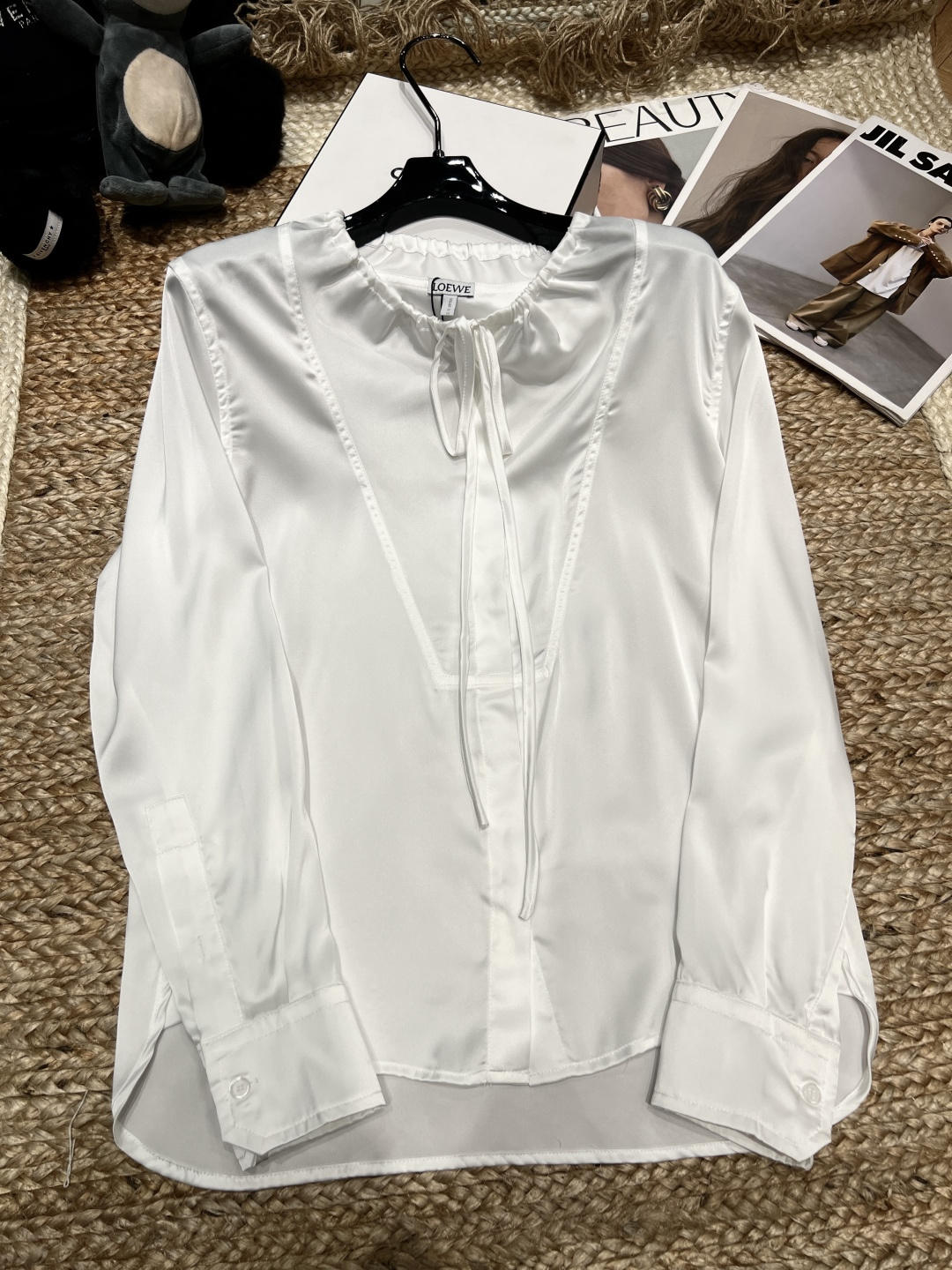 NO:720089,——Loew*——The 2026 new early spring shirts are smooth and shiny to the touch, and are full of retro temperament. The neckline lace design adds elegance and agility, the cuff buttons have exquisite details, the tailoring is simple and elegant, and the upper body shows temperament and is very beautiful. SML, Loewe-clothing, loewe, loewe, shirts,19860909——Loew*——2026早春新款衬衫触感柔滑有光泽,复古气质感满满领口系带设计,领口系带设计,增添优雅灵动,袖口纽扣细节精致,剪裁简约大方,上身显气质非常好看SML,罗意威-服装,loewe,loewe,shirts,,Women's clothing