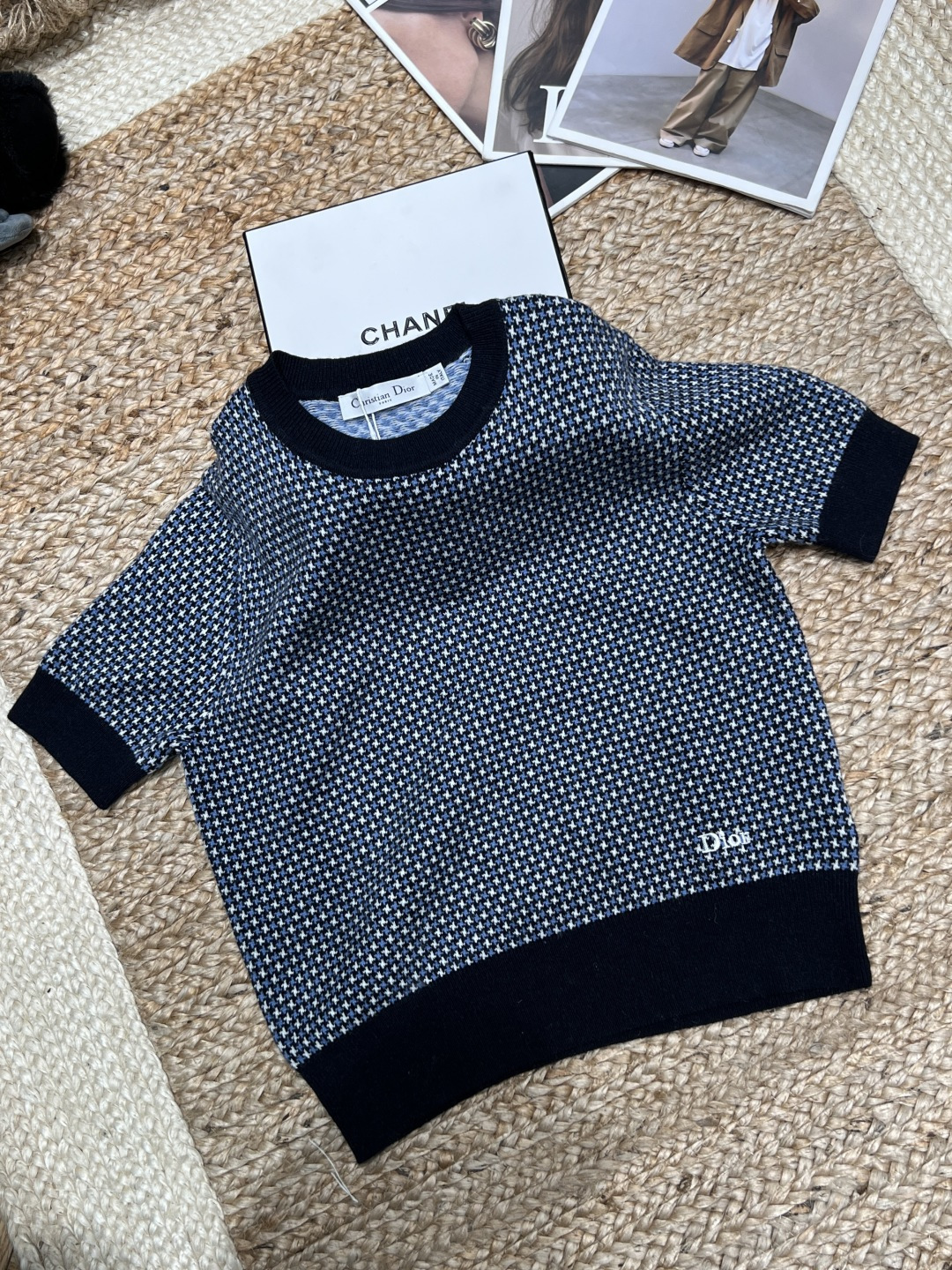 NO:720092,——Dio*——The new 2026 early spring knitted top adopts seamless technology. It is woven from the whole yarn and is more comfortable without seams. It has dark blue background color + white geometric jacquard collar, cuffs and hem with dark blue threaded edges. It has strong layering and durability. The fabric is soft and skin-friendly. The details are perfect. It is super slim and elegant. It can be easily controlled for daily commuting and leisure. SML, Dior-clothing, dior, dior,19860909——Dio*——2026早春新款针织上衣采用无缝技术,整根纱线织造,无缝接更舒适,深蓝底色+白色几何提花领口袖口和下摆深蓝螺纹收边,层次感强又耐穿,面料柔软又亲肤,细节满分,超显瘦又显气质,日常通勤,休闲都能轻松驾驭,SML,迪奥-服装,dior,dior,,Women's clothing