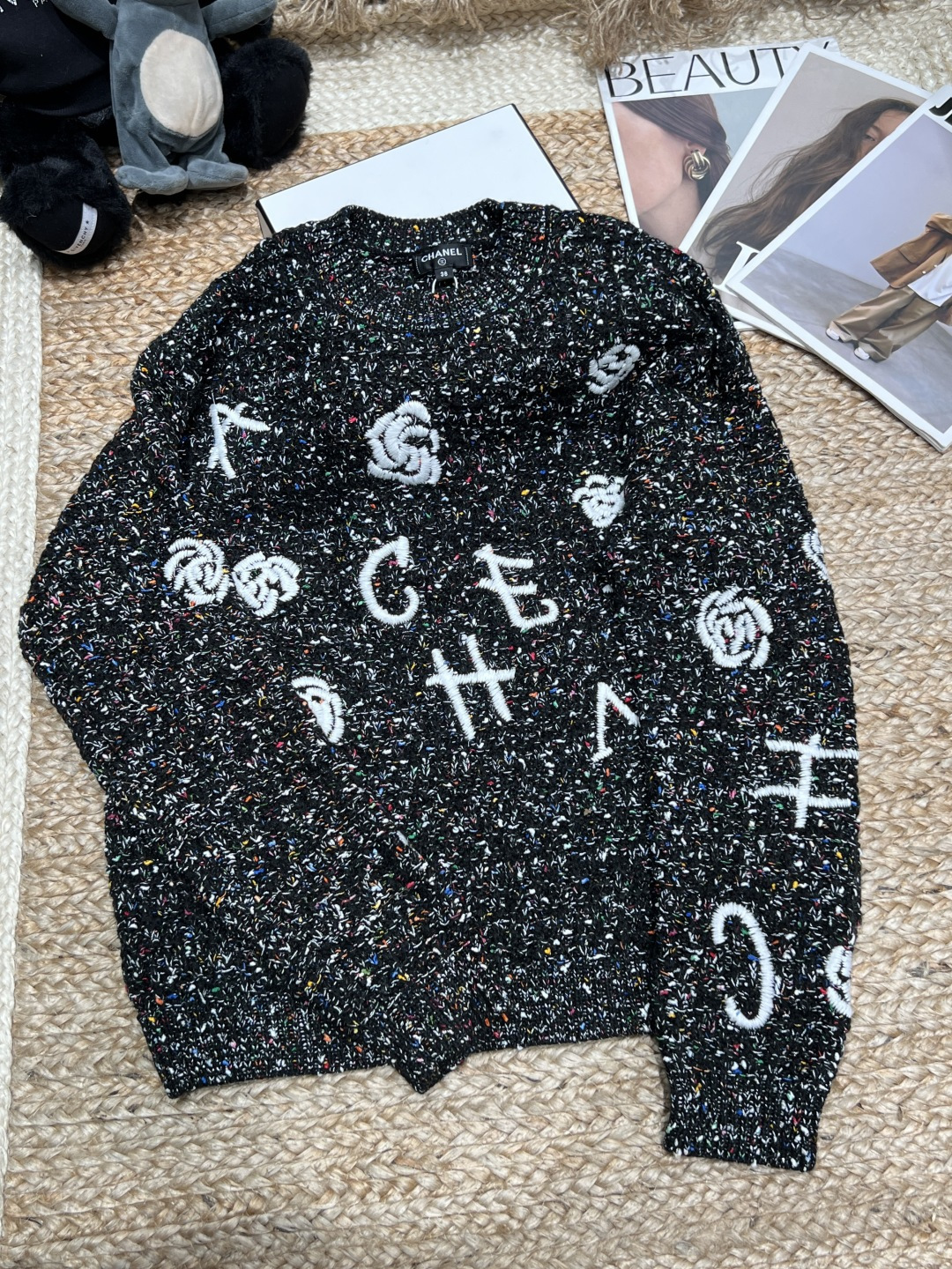 NO:728882,——Chane*——2026 early spring new style small fragrant style jacket, made of colorful dot yarn tweed fabric and various series are exquisite to the naked eye. Handwritten letters on the body + camellia jacquard, French style is lazy and light luxury, needless to say, the version is a super exquisite garment, the upper body looks good SML,, chanel, jackets & coats,19860909——Chane*——2026早春新款小香风外套,采用彩点纱花呢面料面料做工以及各种系列都是肉眼可见的精致,衣身手写体字母+山茶花提花,法式慵懒又轻奢,版型更是不用多说,超级精美的一件成衣,上身好好看呀SML,,chanel,jackets & coats,,Women's clothing