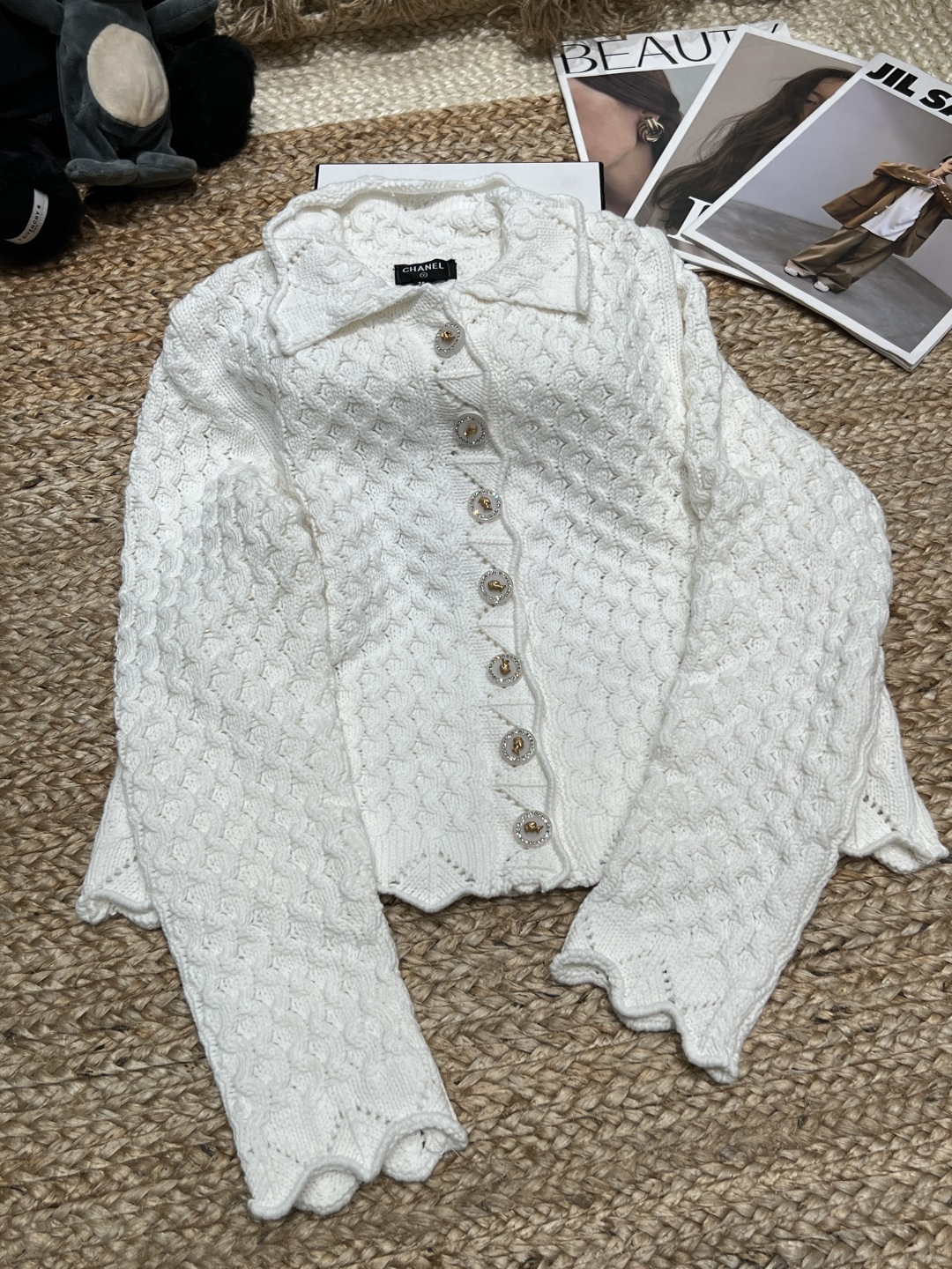 NO:728875,——Chane*——2026 early spring new Xiaoxiang knitted cardigan, exclusive custom-made version, using customized fabrics, fabric workmanship and various series are all exquisite and visible to the naked eye. Needless to say, the version is a super exquisite piece of clothing, you will definitely not lose money if you buy it SML,,chanel,19860909——Chane*——2026早春新款小香针织开衫,独家定制开版,采用定制面料,面料做工以及各种系列都是肉眼可见的精致,版型更是不用多说,超级精美的一件成衣,入手绝对不亏呀SML,,chanel,,Women's clothing