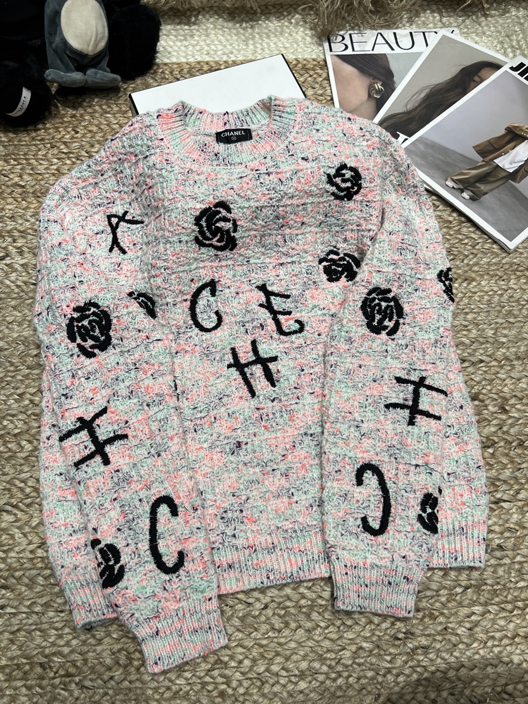 NO:728878,——Chane*——2026 early spring new style small fragrant style jacket, made of colorful dot yarn tweed fabric and various series are exquisite to the naked eye. Handwritten letters on the body + camellia jacquard, French style is lazy and light luxury, needless to say, the version is a super exquisite garment, the upper body looks good SML,, chanel, jackets & coats,19860909——Chane*——2026早春新款小香风外套,采用彩点纱花呢面料面料做工以及各种系列都是肉眼可见的精致,衣身手写体字母+山茶花提花,法式慵懒又轻奢,版型更是不用多说,超级精美的一件成衣,上身好好看呀SML,,chanel,jackets & coats,,Women's clothing