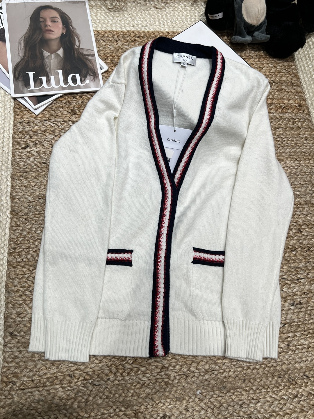NO:733045,——Dio*——The 2026 new early spring knitted cardigan has a classic V-neck + red and white striped edges. It has two symmetrical pockets on the front. It is practical and good-looking. The cuffs and hem have ribbed cuffs. It is full of attractive and atmospheric details. It is super slim and elegant. It can be easily controlled for daily commuting and leisure. SML,, dior,19860909——Dio*——2026早春新款针织开衫经典V领+红白条纹边,正面有俩个对称口袋,实用又好看袖口和下摆罗纹手口,耐看大气细节满分,超显瘦又显气质,日常通勤,休闲都能轻松驾驭,SML,,dior,,Women's clothing