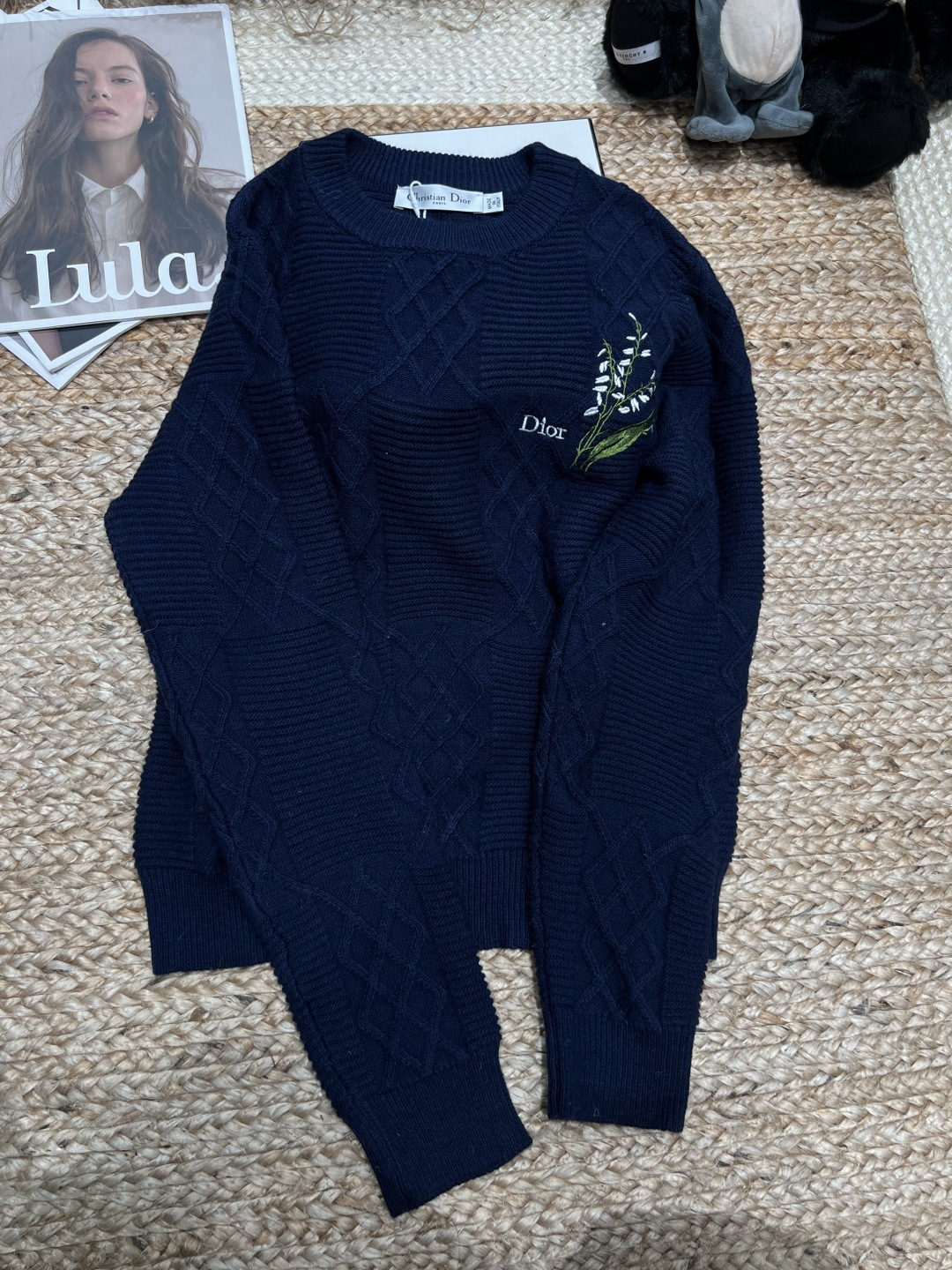 NO:731731,——Dio*——2026 new early spring knitted cardigan, classic rhombus pattern + three-dimensional cable pattern, orchid embroidery on the left chest, Logo embroidery design, highly recognizable, perfect details, super slim and elegant, easy to control for daily commuting and leisure, SML,, dior,19860909——Dio*——2026早春新款针织开衫经典菱格纹+立体绞花,左胸玲兰花刺绣,Logo刺绣设计,辨识度超高,细节满分,超显瘦又显气质,日常通勤,休闲都能轻松驾驭,SML,,dior,,Women's clothing