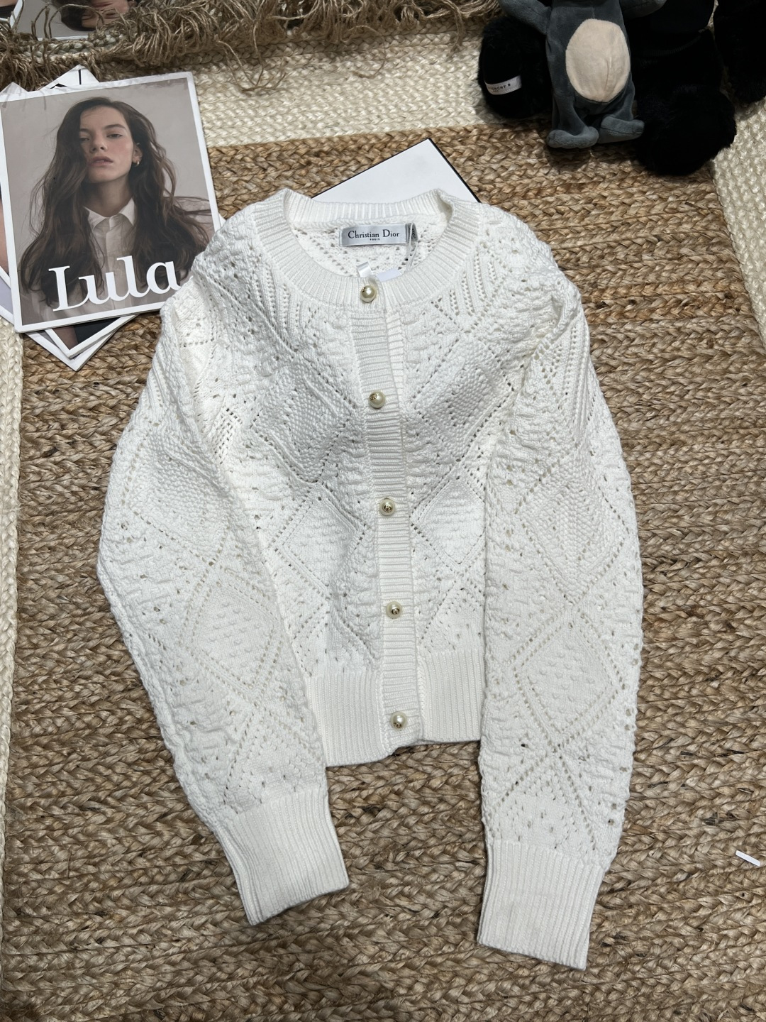 NO:731762,——Dio*——2026 new early spring knitted cardigan, classic collar, milky white, made of high-twisted cotton yarn, breathable and comfortable, three-dimensional rhombus cutout + palace puff sleeves, full of elegance, practicality, good-looking and durable, full of atmospheric details, super slim and elegant, the upper body looks good SML,, dior,19860909——Dio*——2026早春新款针织开衫经典领乳白色,高捻棉纱线材质,透气又舒适,立体菱格镂空+宫廷泡泡袖,优雅气质满分实用又好看耐看大气细节满分,超显瘦又显气质,上身好好看SML,,dior,,Women's clothing