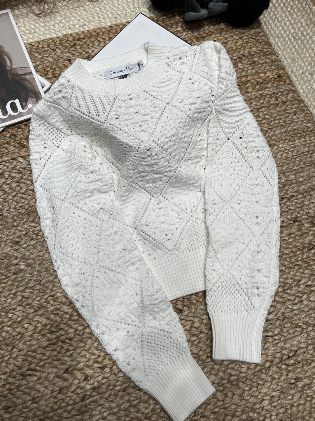 NO:731765,——Dio*——The 2026 new early spring knitted top has a classic collar, milky white, and is made of high-twisted cotton yarn. It is breathable and comfortable. It has three-dimensional rhombus cutouts and palace puff sleeves. It is full of elegance, practicality, good-looking and durable, and full of atmospheric details. It is super slim and elegant, and the upper body looks good SML,, dior,19860909——Dio*——2026早春新款针织上衣经典领乳白色,高捻棉纱线材质,透气又舒适,立体菱格镂空+宫廷泡泡袖,优雅气质满分实用又好看耐看大气细节满分,超显瘦又显气质,上身好好看SML,,dior,,Women's clothing
