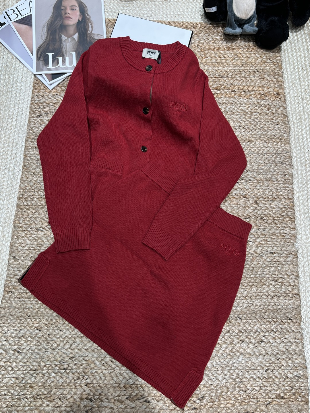 NO:733090,——FD*——2026 new early spring knitted suit, soft knitted fabric, highly recognizable brand, red is super age-reducing, the upper body looks good SML,,19860909——FD*——2026早春新款针织套装,柔软针织面料,品牌辨识度超高,红色超级减龄,上身好好看SML,,,Women's clothing