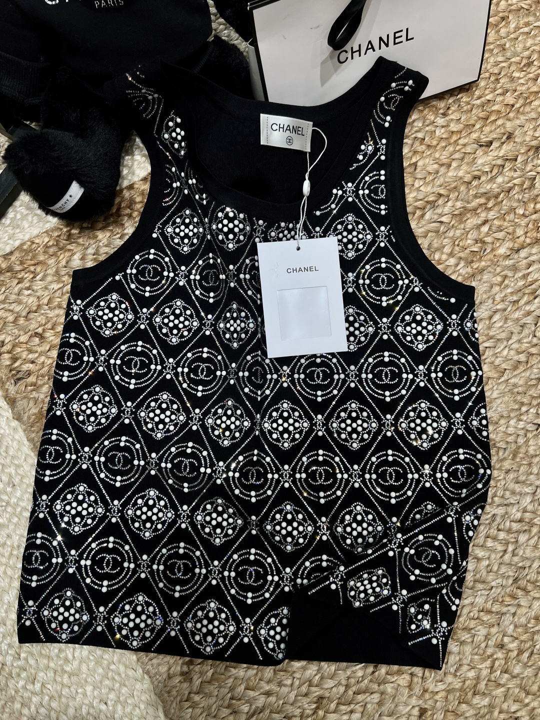 NO:723056,——The highest version on the market, the girl will inspect the goods, trim the three marks on the threads, and deliver the goods. You can send pictures and take videos. If you want quality or service, please add me on WeChat. We will not accept urgent orders. Chane*——2626SS Who knows!  This fragrant hot-drilled vest is so beautiful that it has a classic black and white color scheme that is not attractive. The double-C totem printed all over is self-recognizable. Every hot-dried diamond shines just right. It is not exaggerated but looks noble. The soft and waxy fabric is close to the skin without being irritated. The sleeveless version modifies the shoulder and neck lines. It can be worn with a suit or a skirt, and can be worn for daily commuting or dating~ SML, Miu Miu-clothing, chanel, skirts, business suit,19860909——市面最高版本小妹验货、修剪线头上三标、发货可发图及拍视频,要品质要服务的加我微信,不接急单. Chane*——2626SS 谁懂啊！这件香风烫钻背心美到犯规 经典黑白配色不挑人,满印双C图腾自带辨识度, 每一颗烫钻都闪得恰到好处,不浮夸却显贵气, 软糯面料贴肤不扎,无袖版型修饰肩颈线条, 搭西装、配半裙,日常通勤/约会都能穿出高定感～ SML,缪缪-服装,chanel,skirts,business suit,,Women's clothing