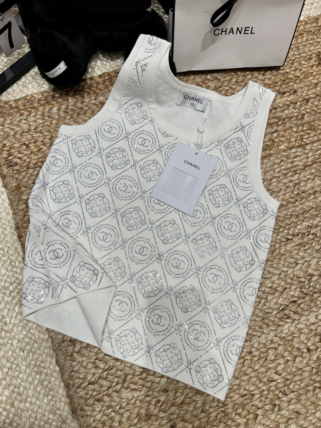 NO:723060,——The highest version on the market, the girl will inspect the goods, trim the three marks on the threads, and deliver the goods. You can send pictures and take videos. If you want quality or service, please add me on WeChat. We will not accept urgent orders. Chane*——2626SS Who knows!  This fragrant hot-drilled vest is so beautiful that it has a classic black and white color scheme that is not attractive. The double-C totem printed all over is self-recognizable. Every hot-dried diamond shines just right. It is not exaggerated but looks noble. The soft and waxy fabric is close to the skin without being irritated. The sleeveless version modifies the shoulder and neck lines. It can be worn with a suit or a skirt, and can be worn for daily commuting or dating~ SML, Miu Miu-clothing, chanel, skirts, business suit,19860909——市面最高版本小妹验货、修剪线头上三标、发货可发图及拍视频,要品质要服务的加我微信,不接急单. Chane*——2626SS 谁懂啊！这件香风烫钻背心美到犯规 经典黑白配色不挑人,满印双C图腾自带辨识度, 每一颗烫钻都闪得恰到好处,不浮夸却显贵气, 软糯面料贴肤不扎,无袖版型修饰肩颈线条, 搭西装、配半裙,日常通勤/约会都能穿出高定感～ SML,缪缪-服装,chanel,skirts,business suit,,Women's clothing