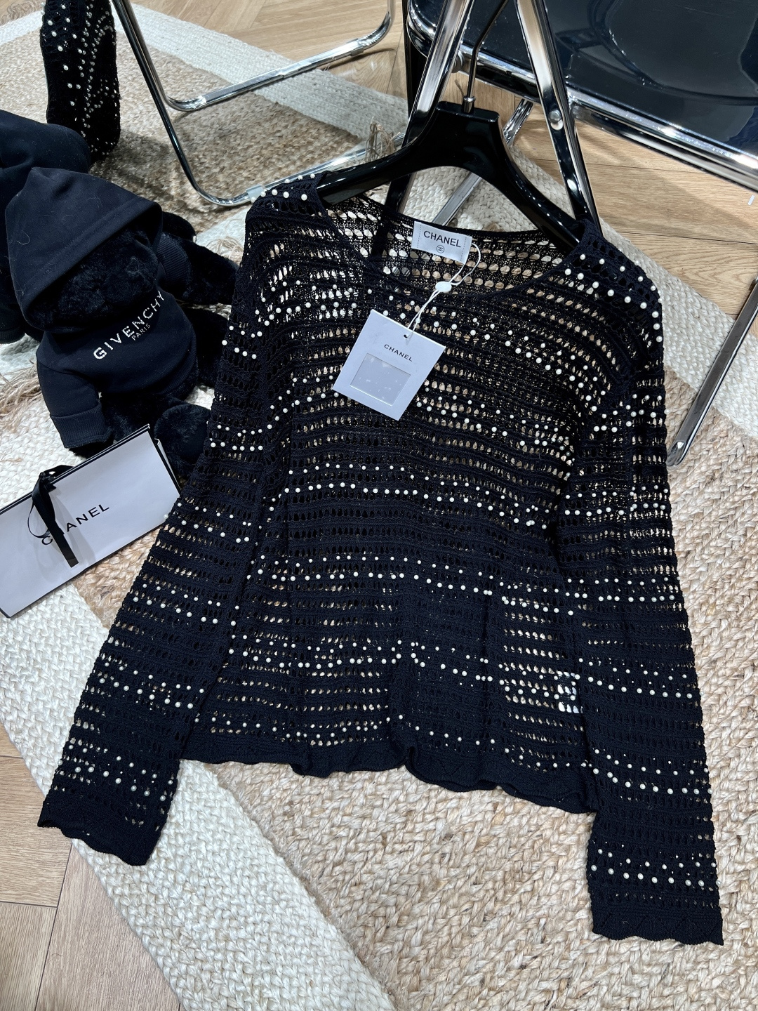 NO:723053,——The highest version on the market, the girl inspects the goods, trims the three marks on the threads, and delivers the goods. You can post pictures and take videos. If you want quality and service, add me on WeChat. We will not accept urgent orders. Chane*——2026SS Who can refuse this sweater with a soft light filter? The hand-beading is staggered on the hollow mesh, and it blingbling under the light, which is fairy and sexy. The black and white two-tone color is suitable for all wardrobes, and it is a date goddess when paired with a suspender skirt.  Pair it with jeans and instantly become a street fashionista, switching between gentleness and coolness with one click. SML, Miu Miu-clothing, chanel, skirts, jeans,19860909——市面最高版本小妹验货、修剪线头上三标、发货可发图及拍视频,要品质要服务的加我微信,不接急单. Chane*——2026SS 谁能拒绝这件自带柔光滤镜的针织衫啊 手工钉珠在镂空网眼上错落排布, 灯光下blingbling的,又仙又欲. 黑白双色适配所有衣橱, 搭吊带裙是约会女神, 配牛仔裤又秒变街头时髦精, 温柔与酷感一键切换.SML,缪缪-服装,chanel,skirts,jeans,,Women's clothing