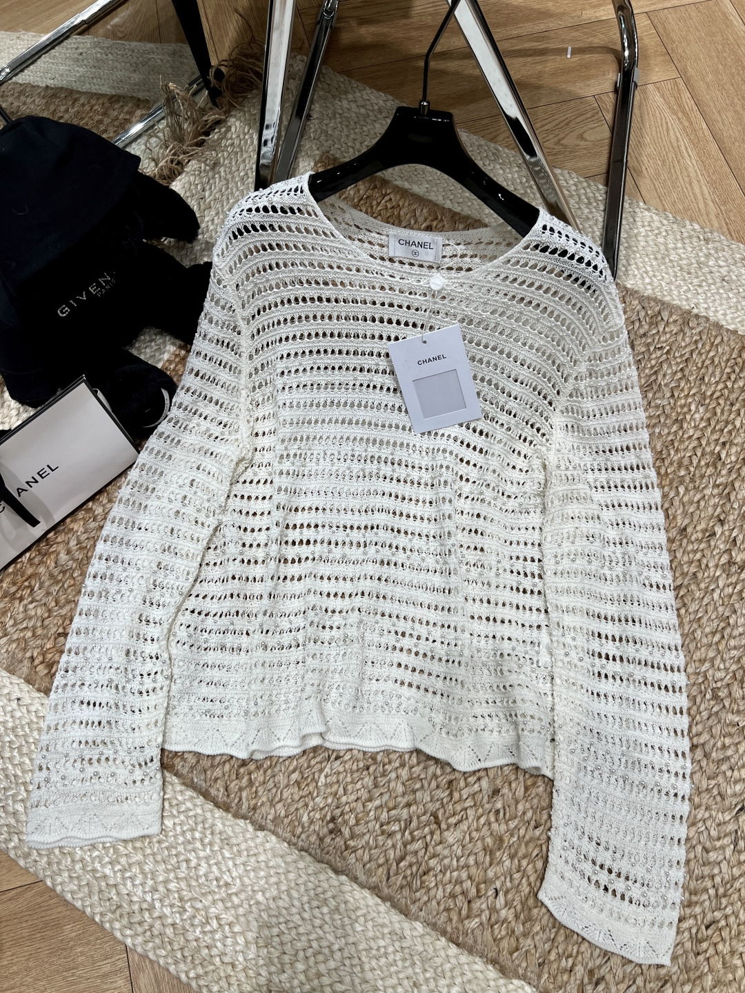 NO:723047,——The highest version on the market, the girl inspects the goods, trims the three marks on the threads, and delivers the goods. You can post pictures and take videos. If you want quality and service, add me on WeChat. We will not accept urgent orders. Chane*——2026SS Who can refuse this sweater with a soft light filter? The hand-beading is staggered on the hollow mesh, and it blingbling under the light, which is fairy and sexy. The black and white two-tone color is suitable for all wardrobes, and it is a date goddess when paired with a suspender skirt.  Pair it with jeans and instantly become a street fashionista, switching between gentleness and coolness with one click. SML, Miu Miu-clothing, chanel, skirts, jeans,19860909——市面最高版本小妹验货、修剪线头上三标、发货可发图及拍视频,要品质要服务的加我微信,不接急单. Chane*——2026SS 谁能拒绝这件自带柔光滤镜的针织衫啊 手工钉珠在镂空网眼上错落排布, 灯光下blingbling的,又仙又欲. 黑白双色适配所有衣橱, 搭吊带裙是约会女神, 配牛仔裤又秒变街头时髦精, 温柔与酷感一键切换.SML,缪缪-服装,chanel,skirts,jeans,,Women's clothing