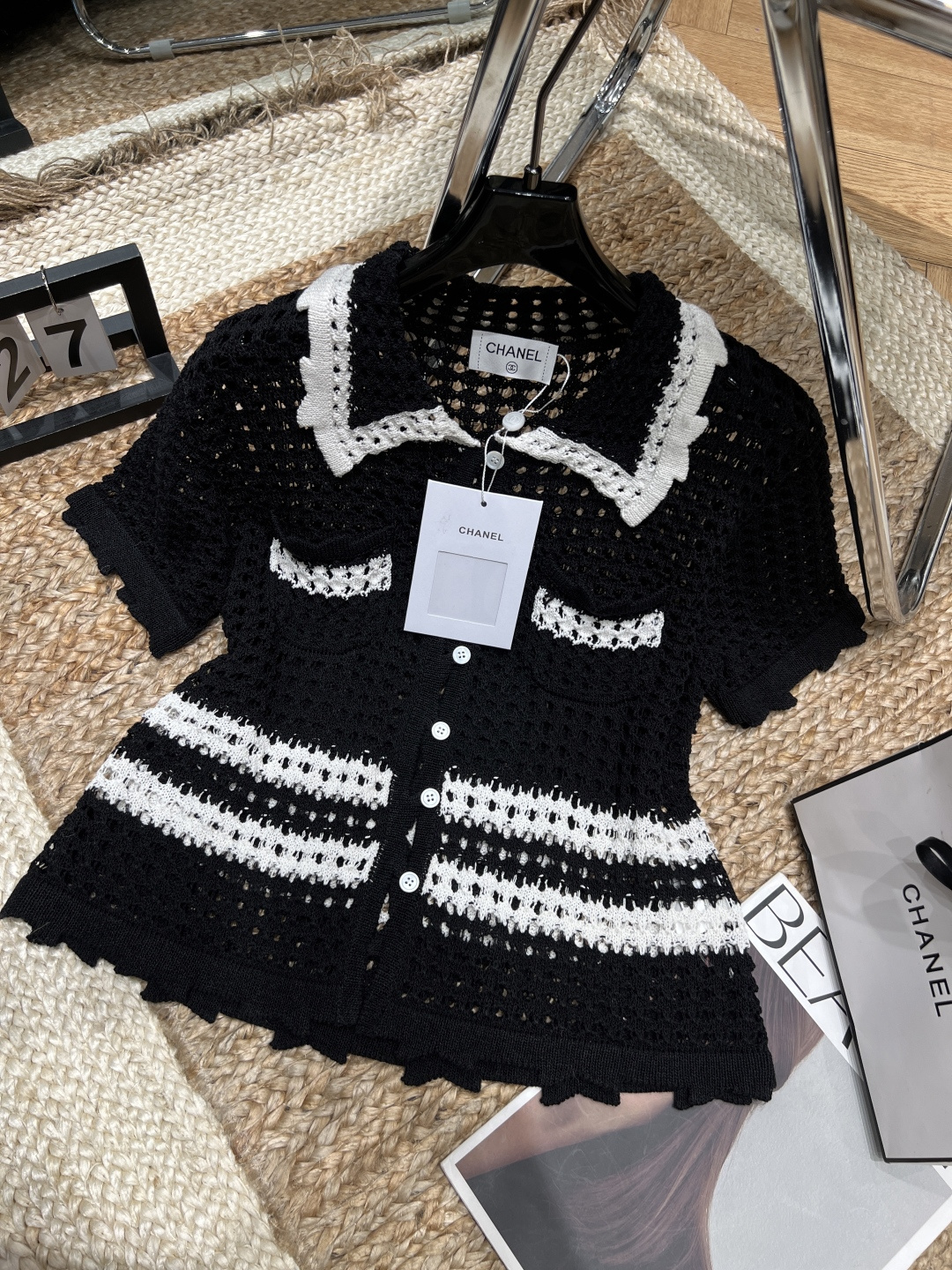 NO:721531,——The highest version on the market, the girl will inspect the goods, trim the three marks on the threads, and deliver the goods. You can post pictures and take videos. If you want quality or service, please add me on WeChat. We will not accept urgent orders. Chane*——2026 SS black and white contrasting colors to become a god!  Xiangjia style hollow knitted cardigan, classic lapels + contrasting stripes, comes with high-definition genes, the hollow texture is breathable and not stuffy, the short-sleeved version is suitable for summer, it is noble when worn alone, exquisite when layered, and unlocks the French sense of wealth with one click!  SML,Chanel-clothing,chanel,chanel,chanel,T-shirt,19860909——市面最高版本小妹验货、修剪线头上三标、发货可发图及拍视频,要品质要服务的加我微信,不接急单. Chane*——2026年SS 黑白撞色封神！香家风镂空针织开衫 经典翻领+撞色条纹,自带高定基因, 镂空肌理透气不闷,短袖版型适配夏日, 单穿显贵,叠穿精致,一键解锁法式千金感！ SML,香奈儿-服装,chanel,chanel,chanel,T-shirt,,Women's clothing