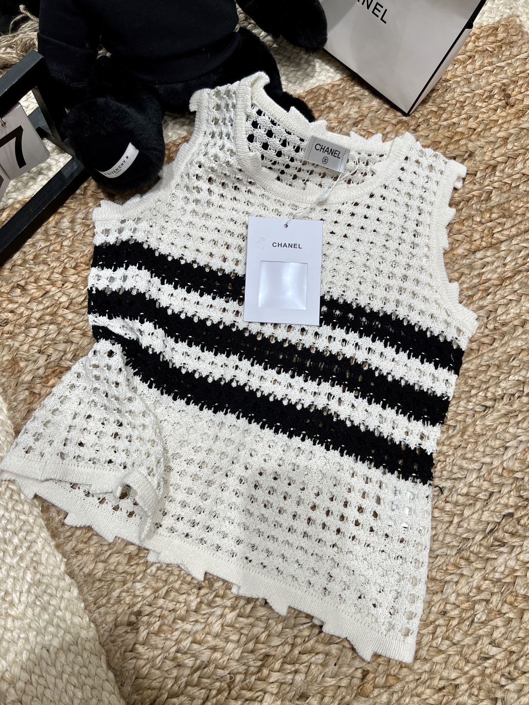 NO:723065,——The highest version on the market, the girl will inspect the goods, trim the three marks on the threads, and deliver the goods. You can post pictures and take videos. If you want quality or service, please add me on WeChat. We will not accept urgent orders. Chane*——2026SS Just needed in summer!  This fragrant knitted vest is directly like a god. Who can resist the classic charm of black and white contrasting colors? The striped design is neat and slimming. The heavy-duty hollow crochet craftsmanship is full of texture and breathable, so it is not boring to wear in the dog days. The sleeveless version with fungus edges quietly modifies the arm lines and is super friendly to the fatter. With a suit, you will be a commuter elite. With a suspender skirt, you will be a vacation goddess. Wear multiple clothes and will not be idle!  SML, Miu Miu-clothing, chanel, skirts, business suit,19860909——市面最高版本小妹验货、修剪线头上三标、发货可发图及拍视频,要品质要服务的加我微信,不接急单. Chane*——2026SS 夏日刚需！这件香风针织背心直接封神 谁能拒绝黑白撞色的经典魅力,条纹设计利落又显瘦 重工镂空钩织工艺,肌理感拉满还巨透气,三伏天穿也不闷 木耳边无袖版型,悄悄修饰手臂线条,对微胖超友好 搭西装是通勤精英,配吊带裙是度假女神,一衣多穿不闲置！SML,缪缪-服装,chanel,skirts,business suit,,Women's clothing