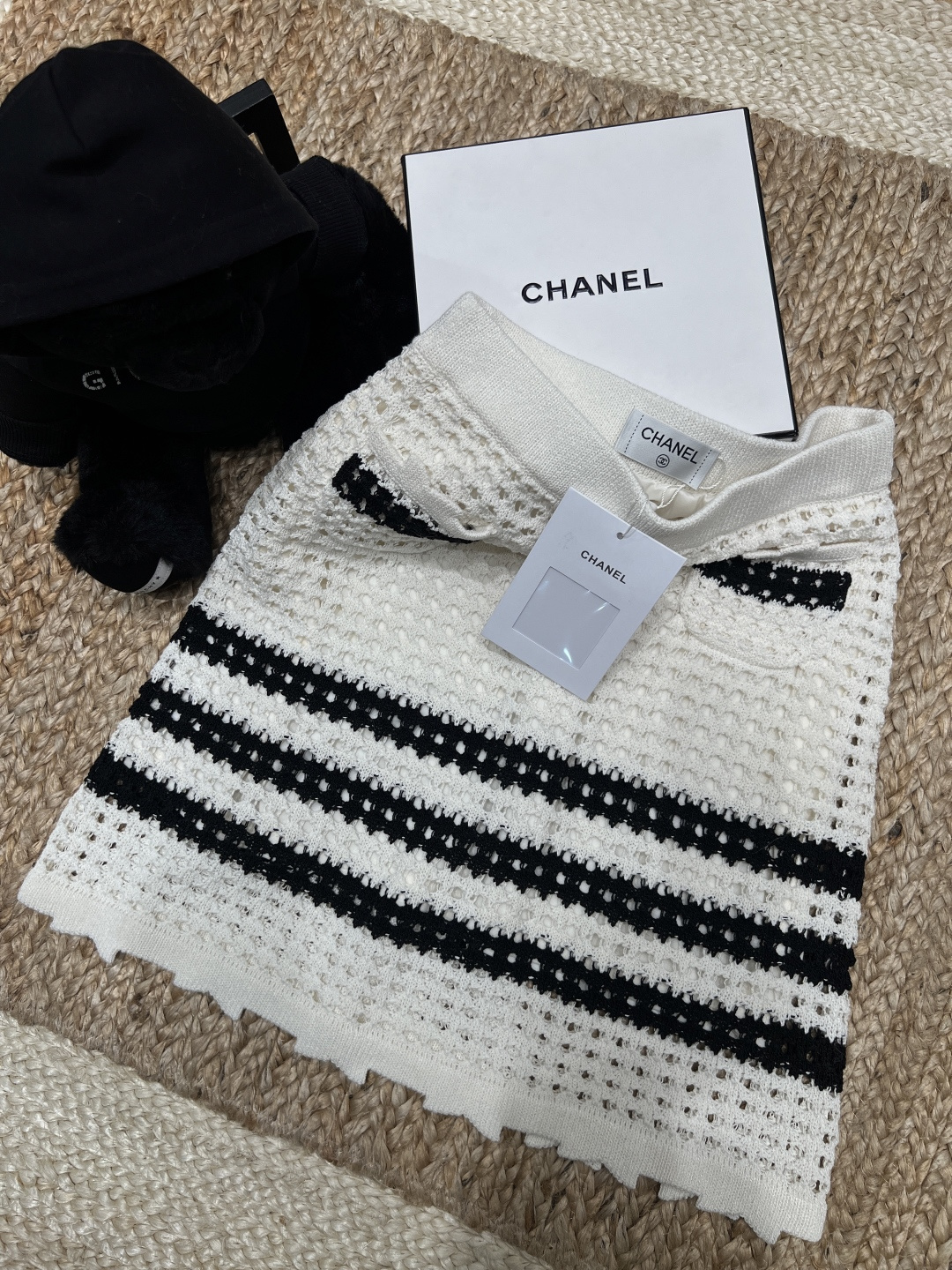 NO:721523,——The highest version on the market, the girl will inspect the goods, trim the three marks on the threads, and deliver the goods. You can post pictures and take videos. If you want quality or service, please add me on WeChat. We will not accept urgent orders. Chane*——2026SS This skirt has 'French sophistication' welded on it!  Black and white contrasting stripes + hollow crochet, bring a sense of breathing, and are refreshing in summer. A-line version + fungus hem, quietly modify the crotch line, super friendly to pear-shaped figures. Wearing a vest of the same series is a wealthy daughter, and can be worn with a simple T-shirt to give a relaxed and high-end feel. It can be worn on dates, commuting, and afternoon tea ~ S ML, Chanel-clothing, chanel, chanel, skirts, tees, t-shirt,19860909——市面最高版本小妹验货、修剪线头上三标、发货可发图及拍视频,要品质要服务的加我微信,不接急单. Chane*——2026SS 这条半裙把“法式精致”焊在身上了！ 黑白撞色条纹+镂空钩织, 自带呼吸感,夏天穿也清清爽爽. A字版型+木耳边下摆, 悄悄修饰胯部线条,对梨形身材超友好. 搭同系列背心是富家千金, 配简单T恤也能穿出松弛高级感, 约会、通勤、下午茶都能hold住～S ML,香奈儿-服装,chanel,chanel,skirts,tees，t-shirt,,Women's clothing