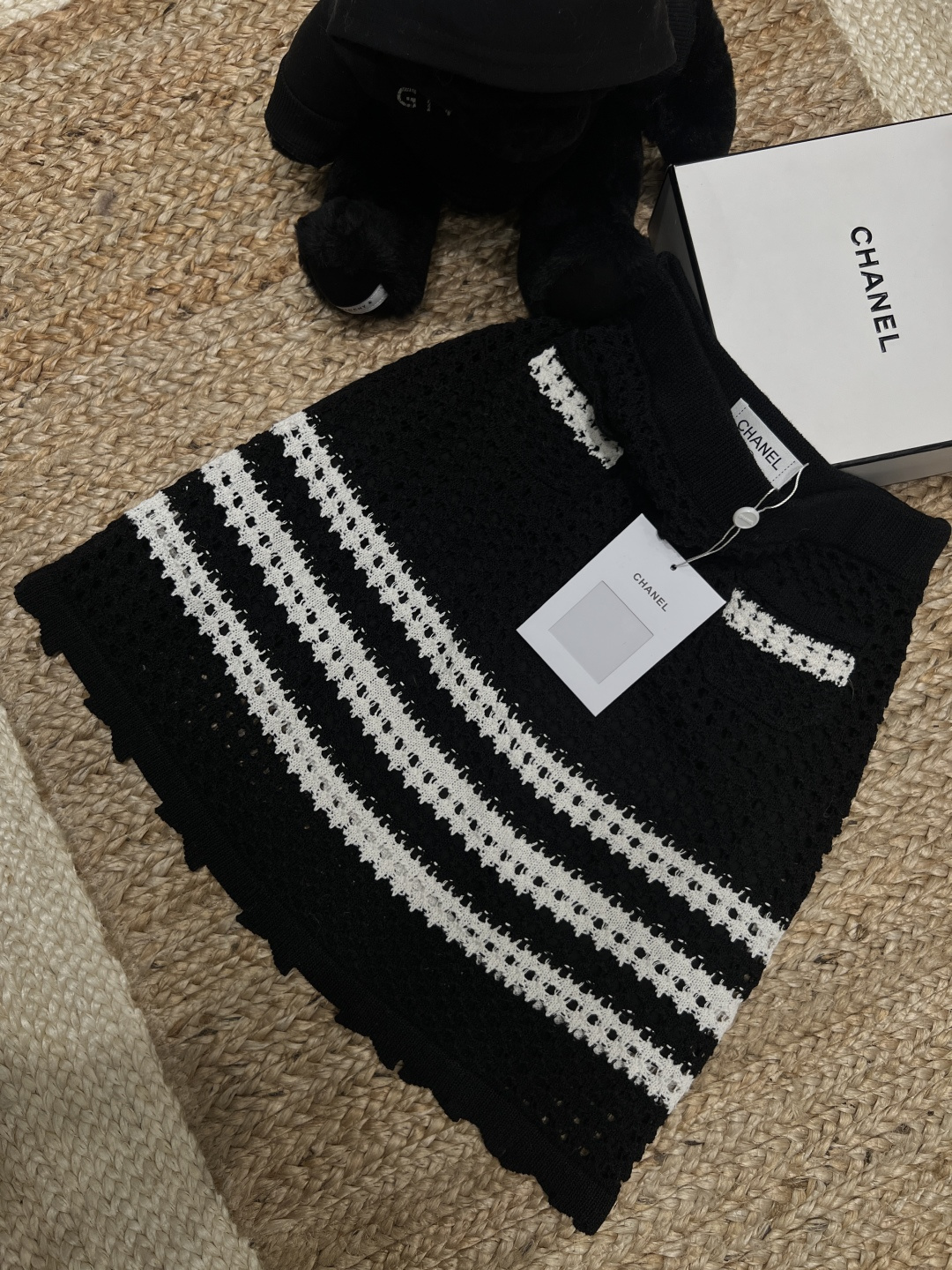 NO:721527,——The highest version on the market, the girl will inspect the goods, trim the three marks on the threads, and deliver the goods. You can post pictures and take videos. If you want quality or service, please add me on WeChat. We will not accept urgent orders. Chane*——2026SS This skirt has 'French sophistication' welded on it!  Black and white contrasting stripes + hollow crochet, it has a breathable feeling, and it is refreshing to wear in summer. A-line version + fungus hem, quietly modify the crotch line, super friendly to the pear-shaped figure. Wearing a vest from the same series is a wealthy daughter, and it can be worn with a simple T-shirt to give a relaxed and high-end feel. It can be worn on dates, commuting, and afternoon tea ~ SML, Chanel-clothing, chanel, chanel, loro  piana,skirts,tees,t-shirt,19860909——市面最高版本小妹验货、修剪线头上三标、发货可发图及拍视频,要品质要服务的加我微信,不接急单. Chane*——2026SS 这条半裙把“法式精致”焊在身上了！ 黑白撞色条纹+镂空钩织, 自带呼吸感,夏天穿也清清爽爽. A字版型+木耳边下摆, 悄悄修饰胯部线条,对梨形身材超友好. 搭同系列背心是富家千金, 配简单T恤也能穿出松弛高级感, 约会、通勤、下午茶都能hold住～SML,香奈儿-服装,chanel,chanel,loro piana,skirts,tees，t-shirt,,Women's clothing