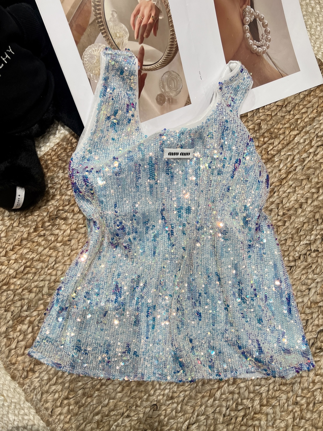 NO:723041,——The highest version on the market, the girl inspects the goods, trims the three marks on the threads, and delivers the goods. You can post pictures and take videos. If you want quality or service, please add me on WeChat. We will not accept urgent orders. Miu**—Classic and popular mermaid sequined vest with built-in filter｜Date party C-position shirt. This Miu Miu sequined vest is so beautiful that it is speechless!  The ice blue sequins blingbling under the light are like wearing the entire galaxy on the body. Wear it alone with low-waisted denim or a satin skirt, and you will instantly become a sweet and cool girl. Wear it layered with a white T/shirt to unlock the feeling of a rich family. It can be held in scenes such as dates, parties, and live houses. It has a sense of atmosphere buff, and it will be a fashion blockbuster in any photo. Whoever wears it is a peach in the world, and sweet girls and hot girls can control it ~ S M L, Miu Miu-clothing, miumiu, skirts, shirts,19860909——市面最高版本小妹验货、修剪线头上三标、发货可发图及拍视频,要品质要服务的加我微信,不接急单. Miu**—经典爆款 自带滤镜的人鱼亮片背心｜约会派对C位战袍 这件Miu Miu亮片背心真的美到失语！ 冰蓝幻彩亮片在光下blingbling 像把整片银河穿在了身上 单穿搭配低腰牛仔或缎面半裙,秒变甜酷辣妹 叠穿内搭白T/衬衫,解锁富家千金感 场景约会、派对、livehouse都能hold住 自带氛围感buff,随便一拍都是时尚大片 谁穿谁是人间水蜜桃,甜妹辣妹都能驾驭～ S M L,缪缪-服装,miumiu,skirts,shirts,,Women's clothing